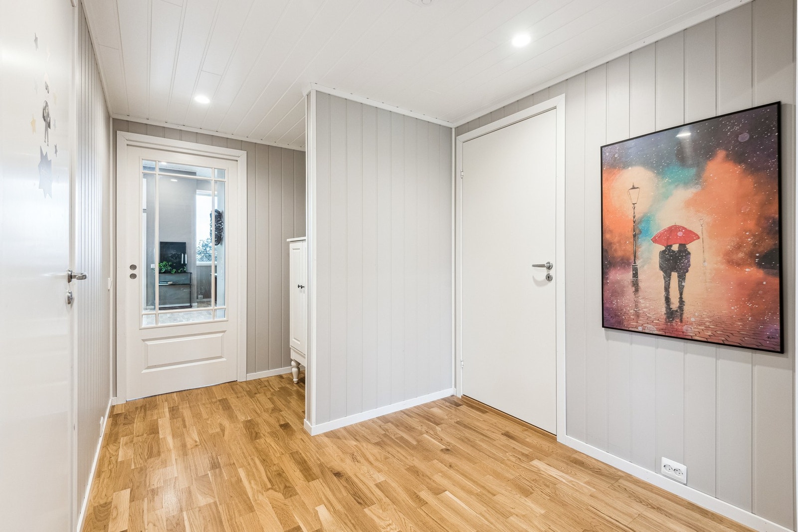 Praktisk med skyvedør mellom stua og soveromsfløya. Galleribilde