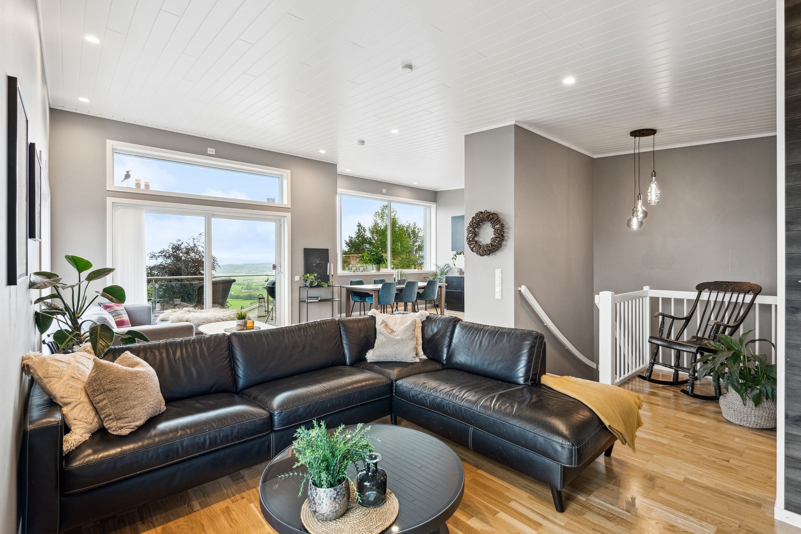 Stuen er praktisk med mulighet til å møblere i ulike soner. Galleribilde