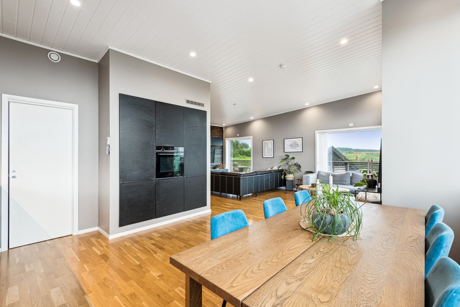 Praktisk bod (spisskammers) rett ved kjøkkenet. Kjøkkenet har integrerte hvitevarer som medfølger i handelen, med oppvaskmaskin, komfyr, platetopp, kjøkkenventilator og kombiskap kjøl/frys. Galleribilde