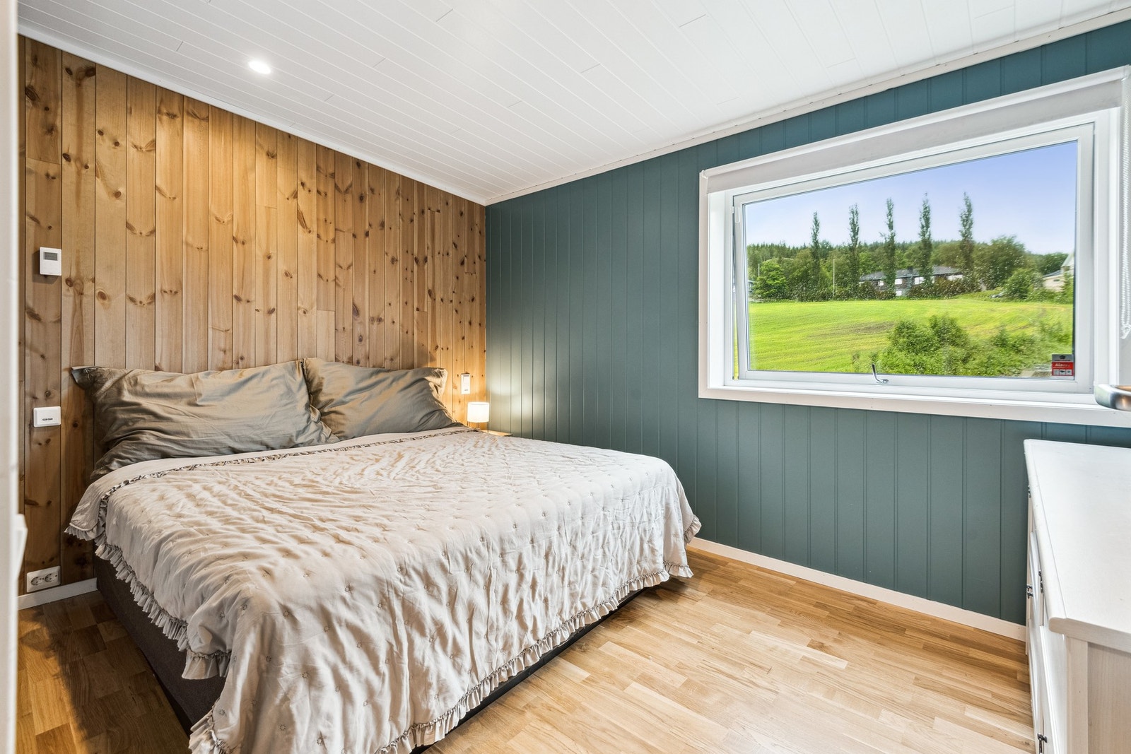 Soverom 2 har god plass til dobbeltseng og garderobeløsning. Galleribilde