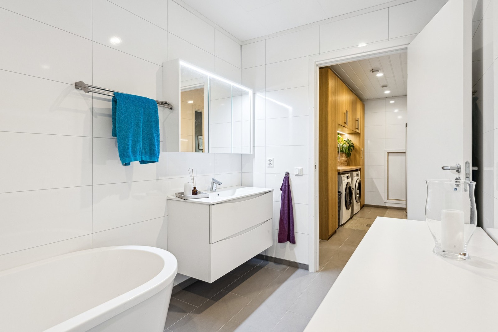 Bad rett innenfor vaskerommet. Galleribilde