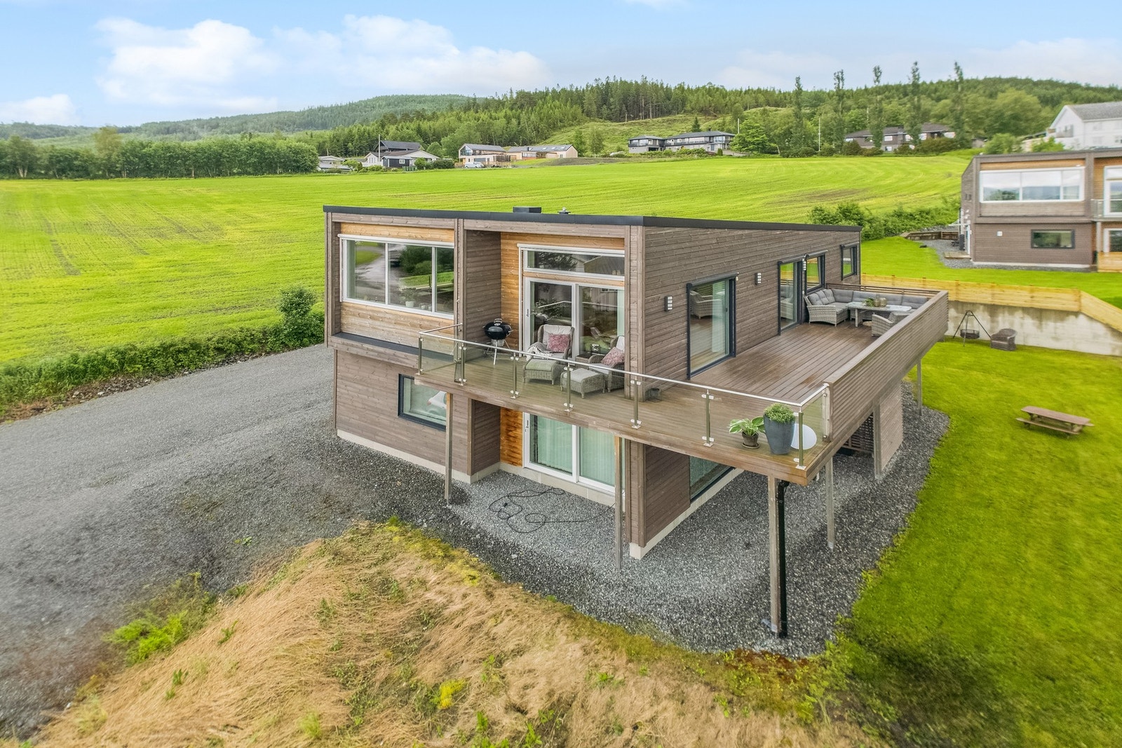 Boligen er over to plan med godkjent utleieleilighet i sokkelen. Kr. 8 500 i leieinntekt pr. mnd. Galleribilde