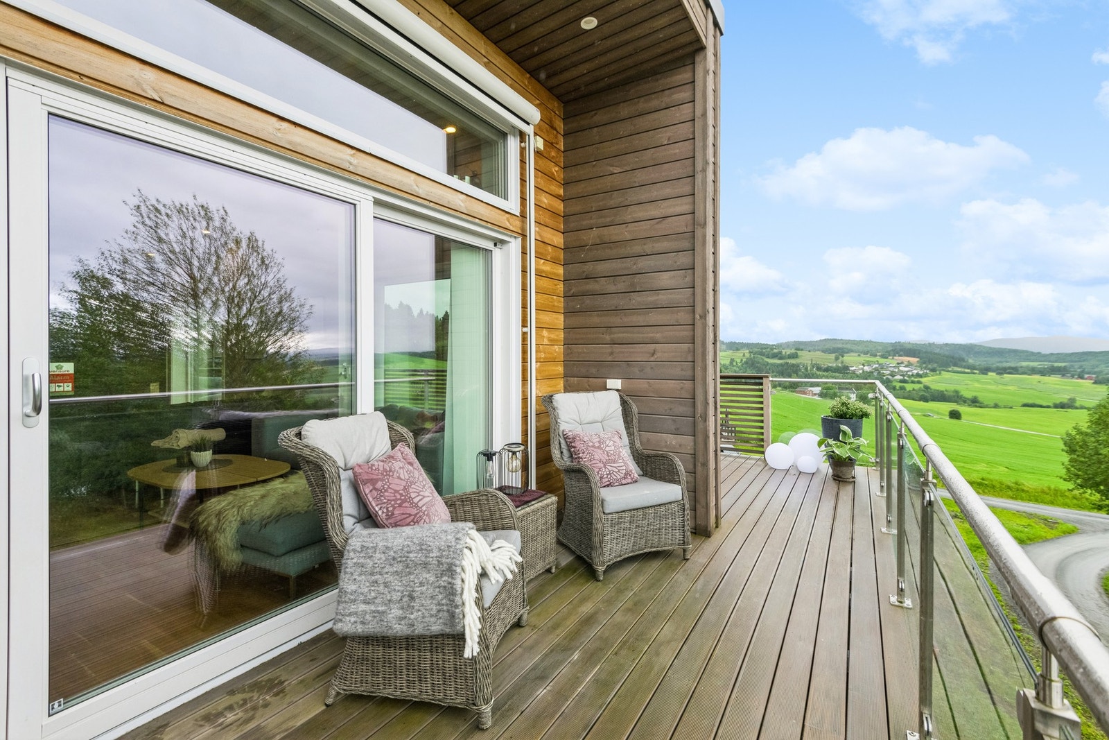 Utenfor terrasseføra kan man nyte solen til langt utover sene sommerkvelder på solrike dager. Galleribilde