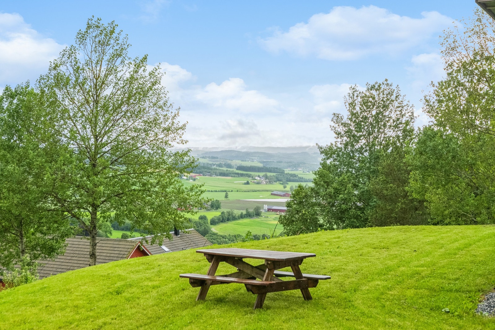 Eiendommen ligger godt over boligene foran, slik at man får god utsikt utover bygda. Galleribilde