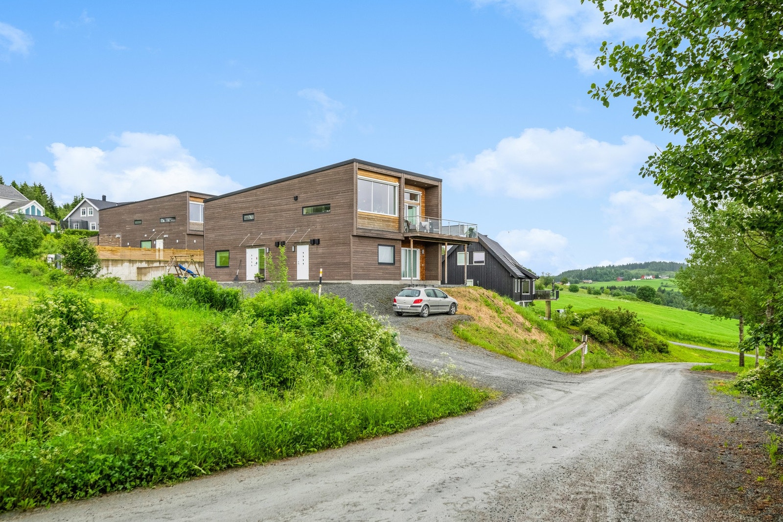 Eiendommen ligger fint til med gode sol- og utsiktforhold. Busslomme nederst i feltet hvor skolebussen som går til Skogn barne- og ungdomsskole plukker opp ungene i Bjørnangfeltet.. Galleribilde