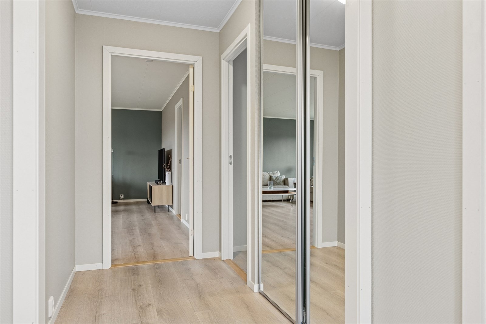 Velkommen inn til en lys og pen entre! Galleribilde