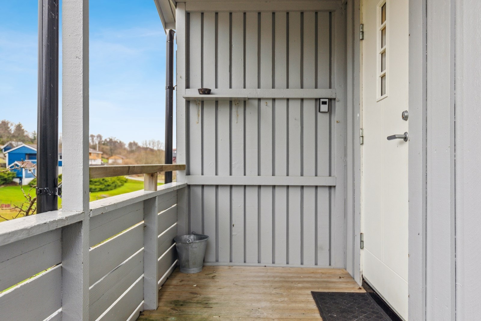 Praktisk, overbygget inngangsparti. Galleribilde