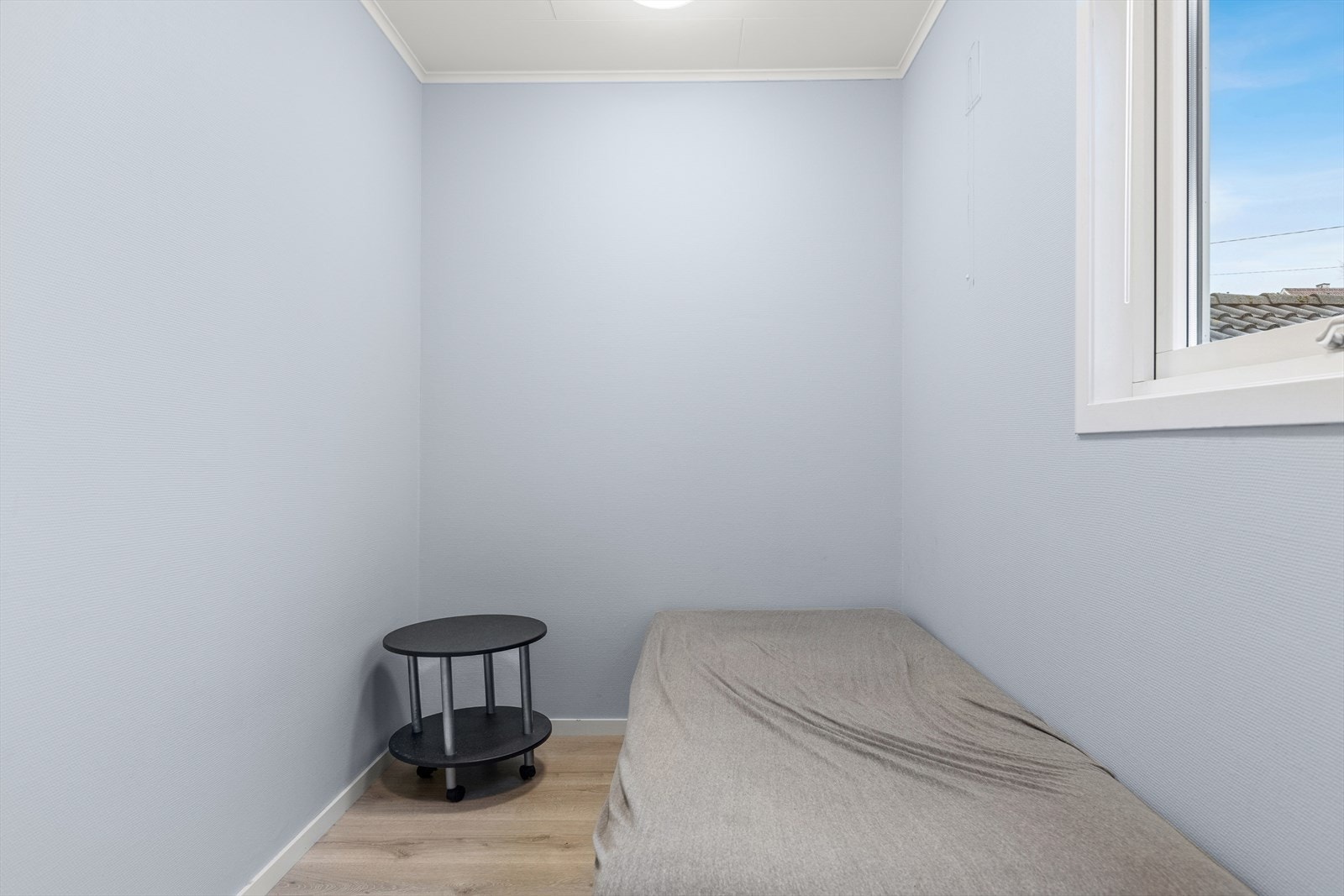 Romslig bod som i dag brukes som soverom (ikke søkt godkjent). Galleribilde