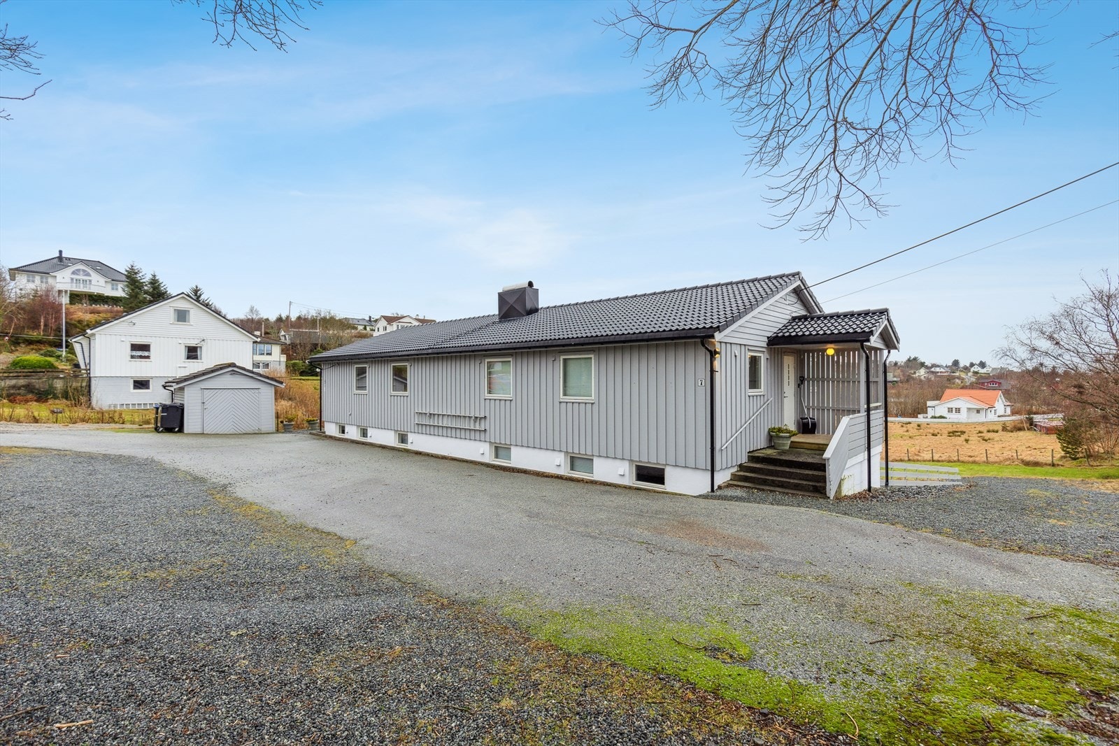 Leilighetene har god, felles gårdsplass med god parkering. Galleribilde