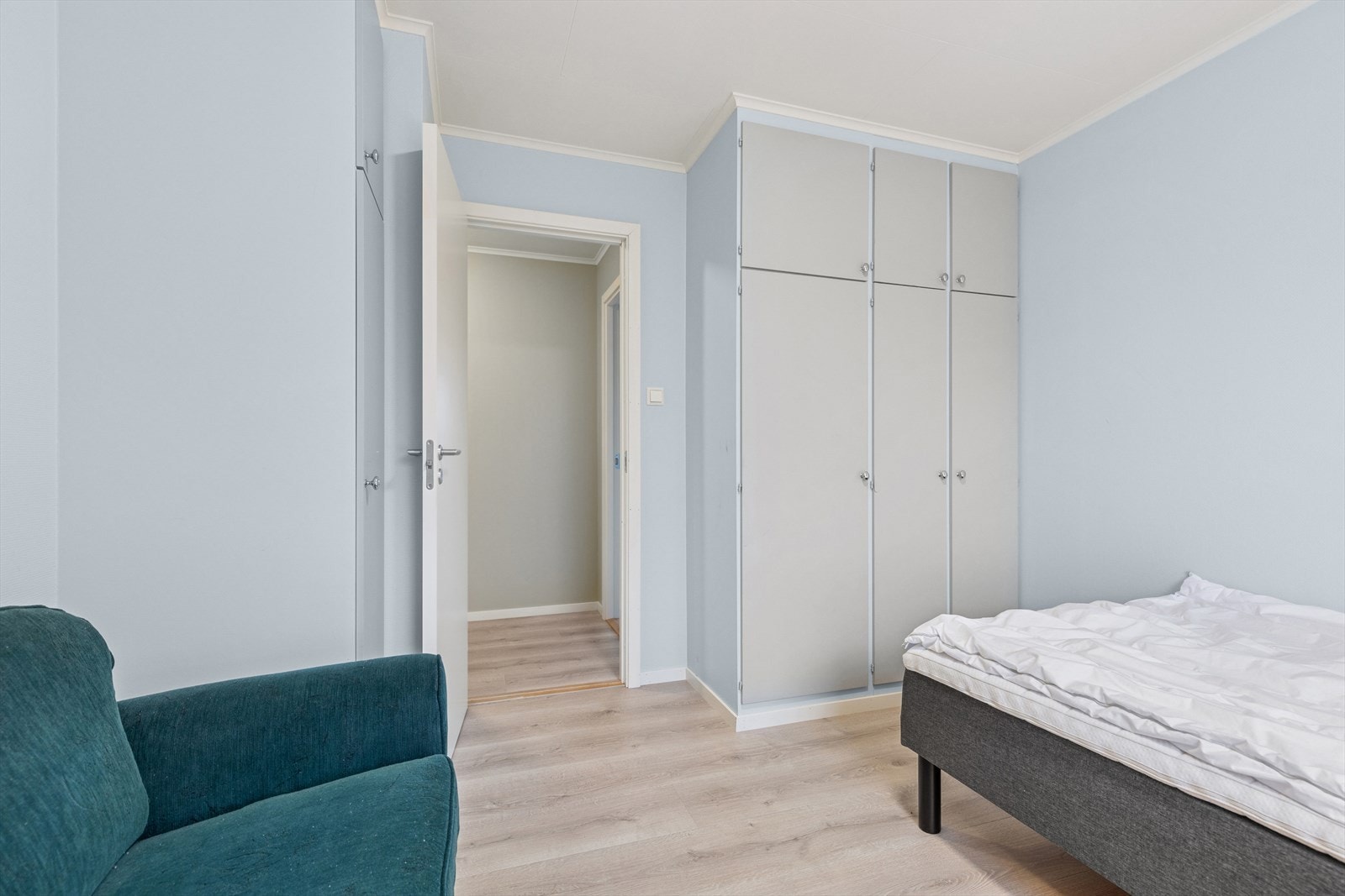 Soverom med garderobeskap. Galleribilde