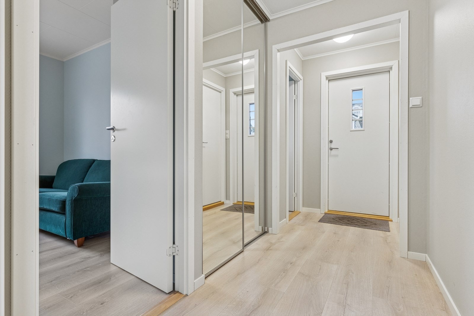 Smakfullt innredet entre/gang med romslig skyvedørsgarderobe med speil, som gir god plass til å henge fra seg yttertøy og sette fra seg sko. Galleribilde