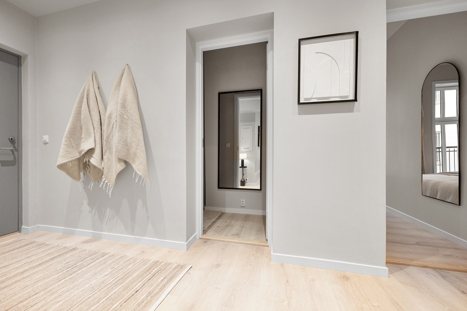 Praktisk innvendig bod/walk-in garderobe fra entré. Galleribilde