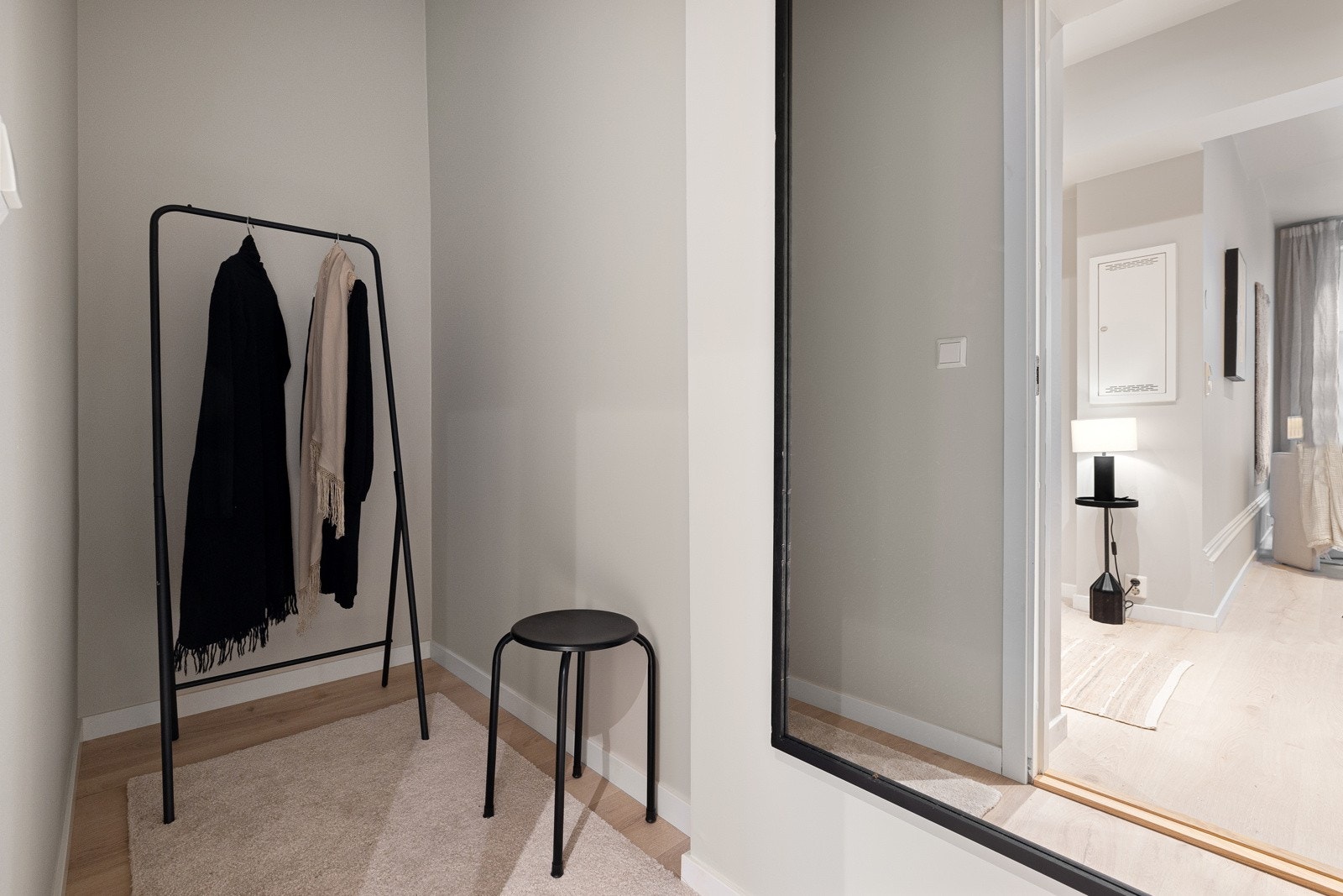 Rikelig med plass til oppbevaring. Det kan også bygges adkomst til hems fra dette rommet om ønskelig. Galleribilde