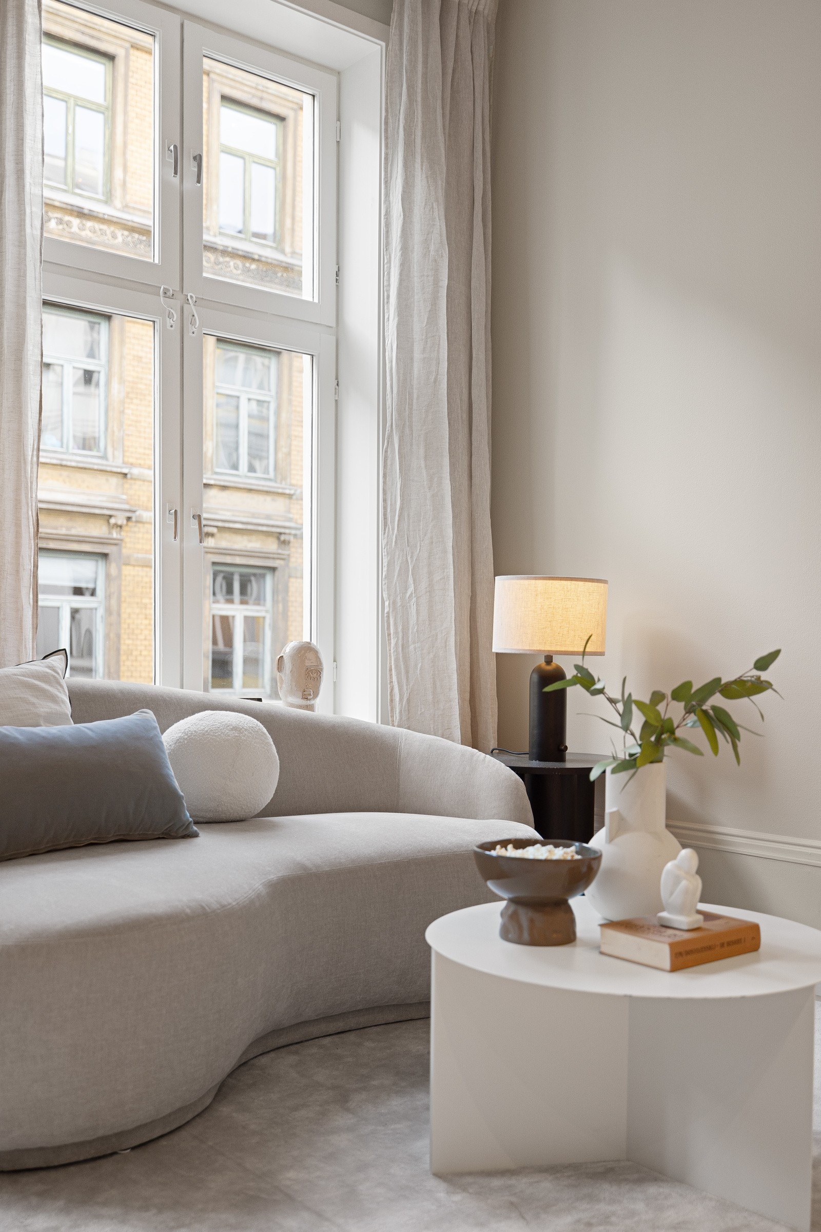 Den generøse takhøyden sammen med de store vindusflatene gjør at alle rom oppleves lyse og luftige. Galleribilde
