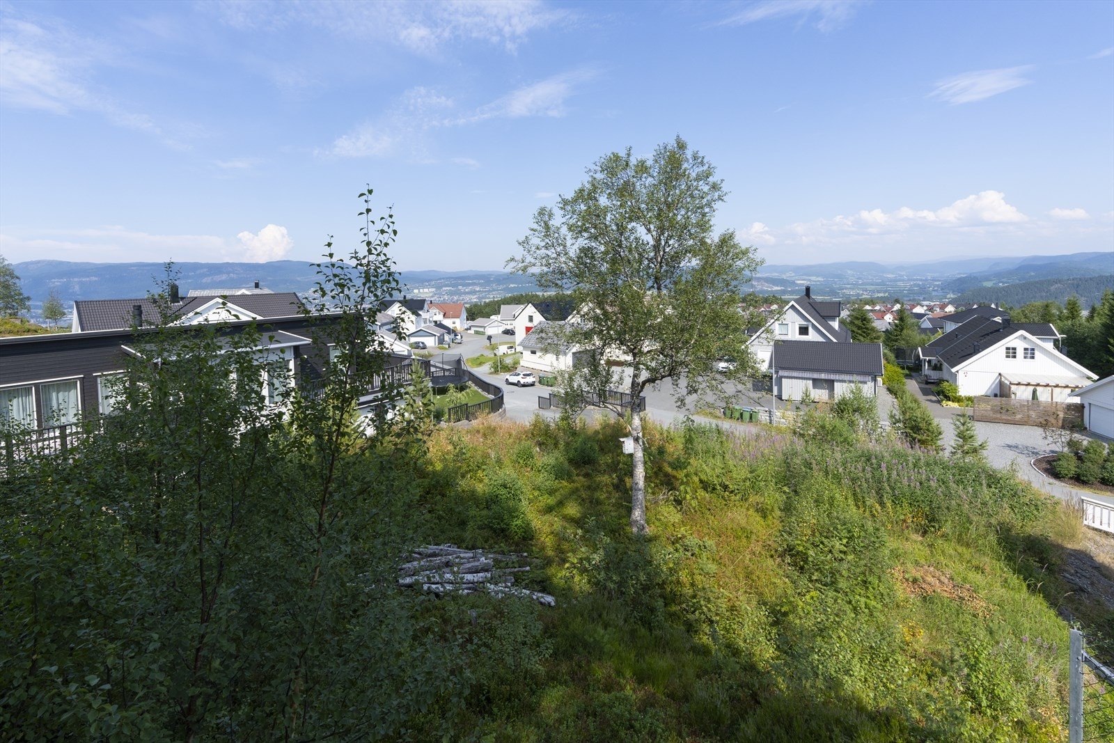 I området tillates det oppført bygninger med en boenhet ev med bileilighet/hybel samt garasje. BYA inntil 30 % Galleribilde