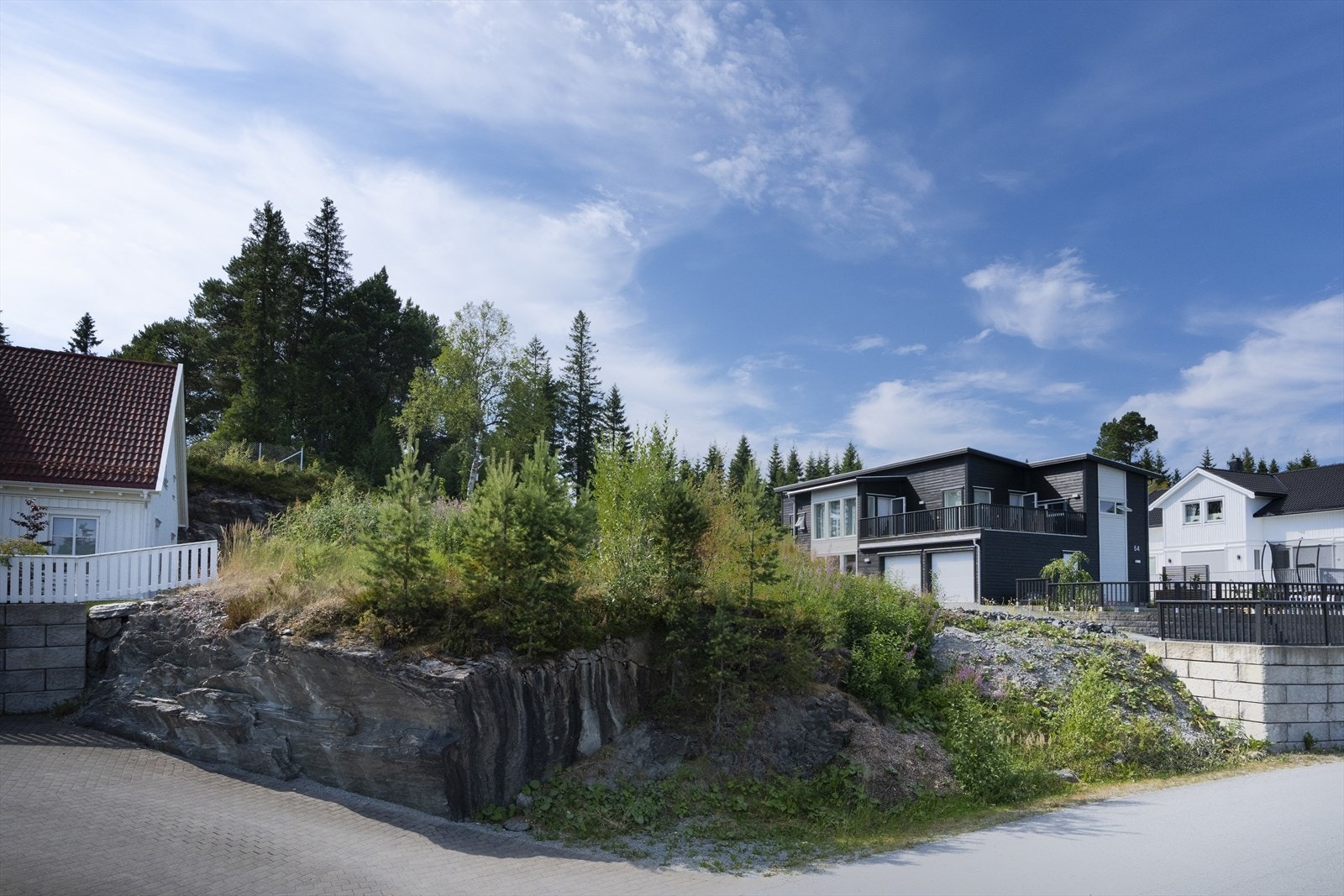 Flere lekeplasser, ballbinger, sti- og veinett og fellesarealer finnes i området, samt at man har overkommelig avstand til barnehage og skole Galleribilde