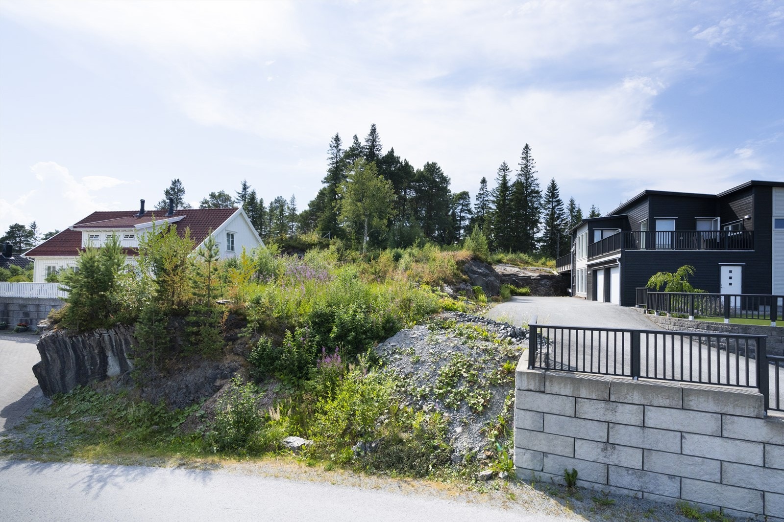 Tomten ligger i lett skrånende terreng fra vest til øst, helt øverst i feltet, med gode solforhold. Galleribilde