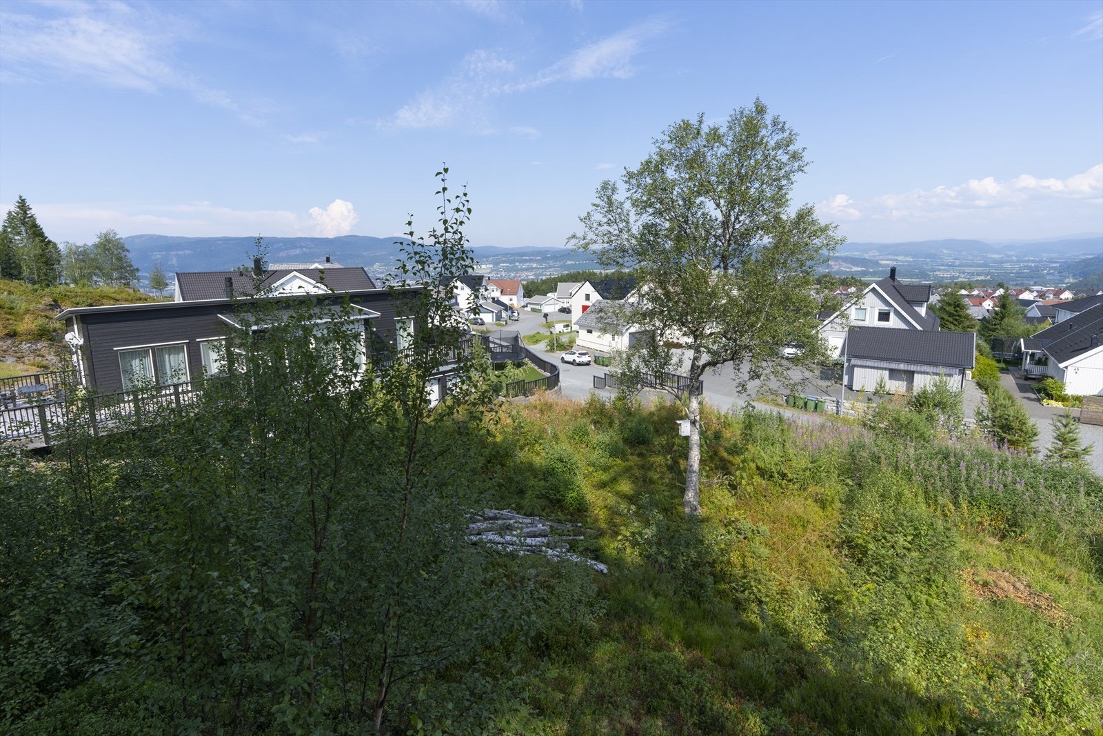 Tomten er ikke opparbeidet og fremstår som råtomt. Kjøper overtar tomt slik den fremstår i dag og alle inngrep i tomt slik som sprengning, grunnarbeid etc. må gjøres på kjøpers regning og risiko. Galleribilde