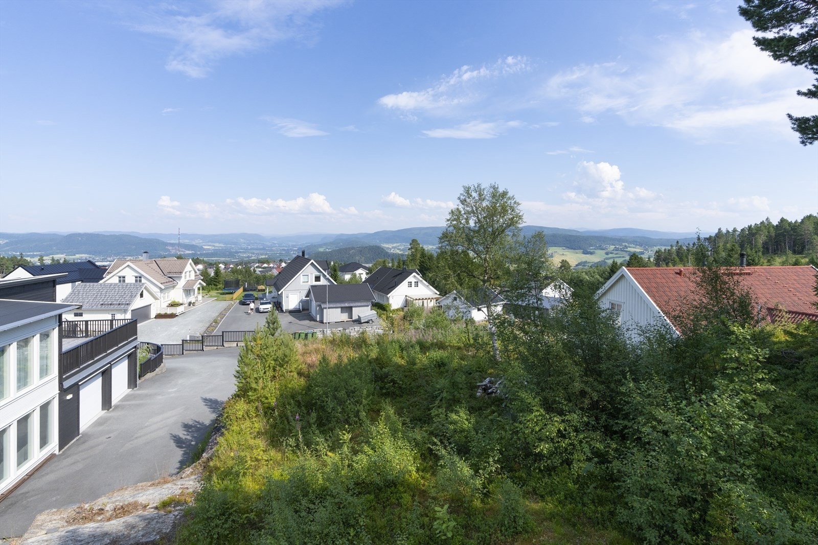 Plan- og reguleringsbestemmelser for området legger til grunn de retningslinjer som gjelder med tanke på hva som kan oppføres i området. Se punkt "Reguleringsbestemmelser" samt vedlegg i salgsoppgaven for grundigere utredelse. Galleribilde