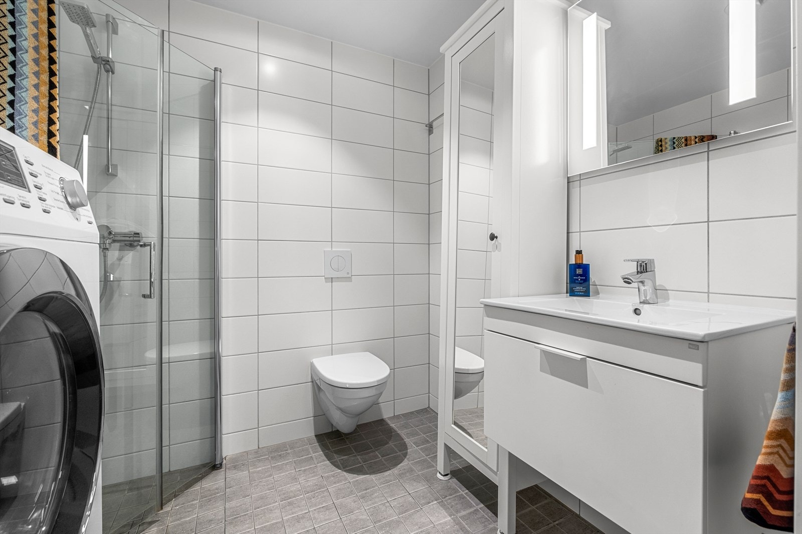 Lekkert og flislagt bad på gode 3,9m² med gulvvarme som varmekilde. Galleribilde