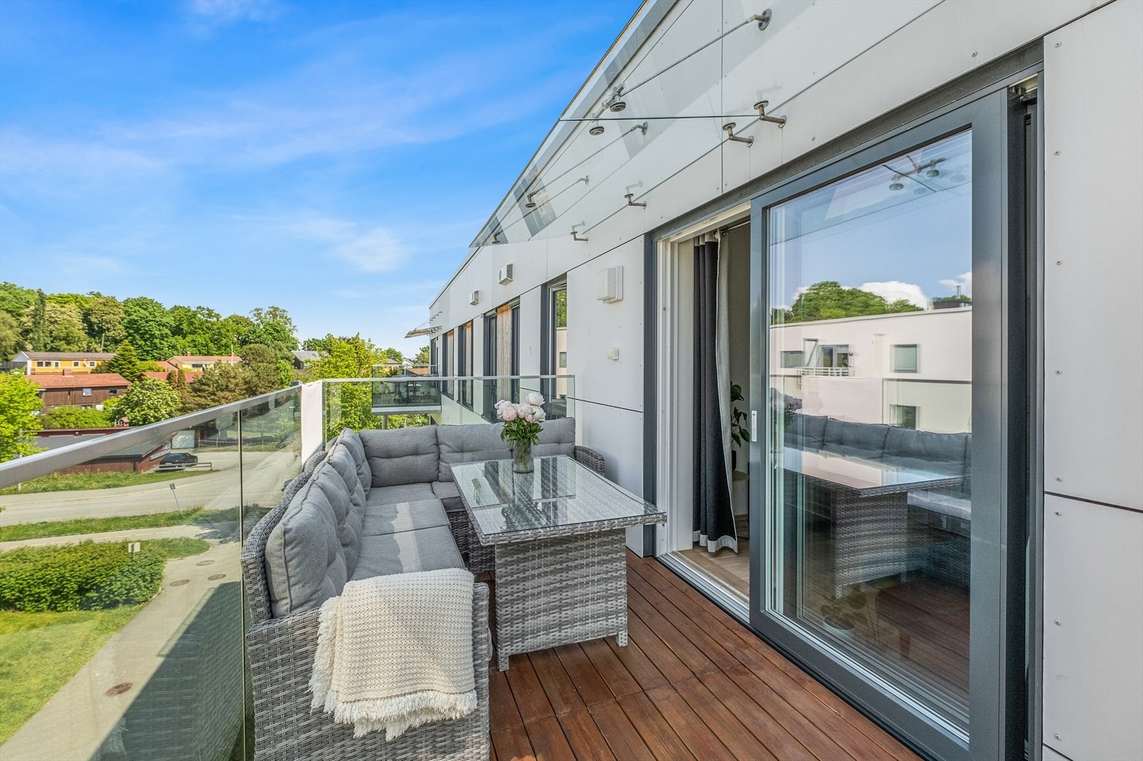 Fra balkongen nyter du ettermiddags/ kveldssolen og den er delvis takoverbygd. Galleribilde