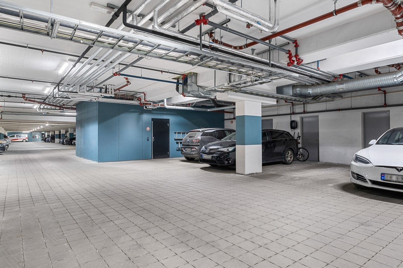 Det er også verdt å merke seg at det medfølger fast p-plass i oppvarmet kjeller med nærhet til heis og sportsbod rett bak p-plass. Galleribilde