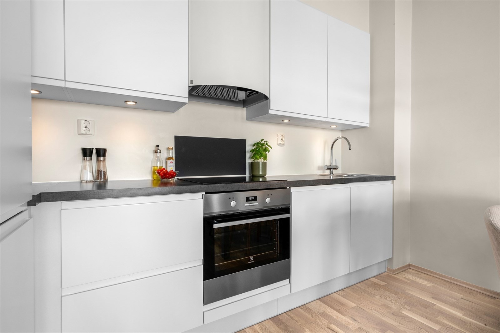 Stilrent og grepløst kjøkken i tidløs utførelse. Kjøkkenet er oppgradert med ny kran med avstengning til oppvaskmaskin og en lekker beskyttelsesplate bak komfyrtoppen. Galleribilde