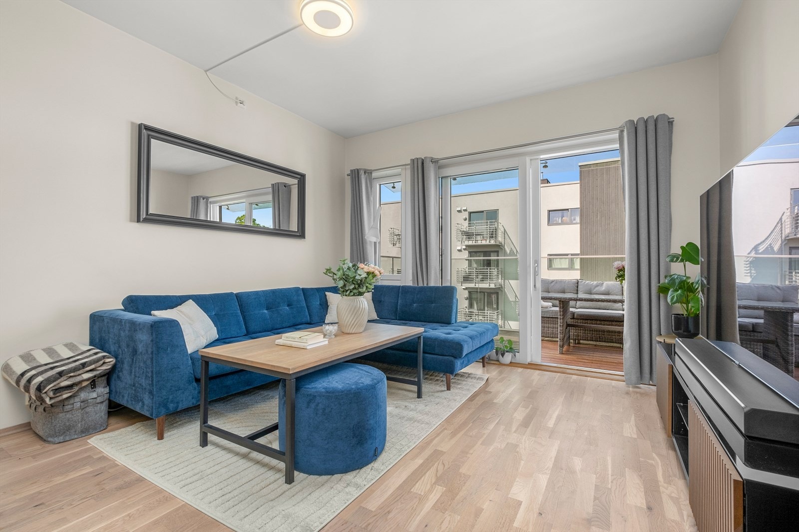 Leiligheten byr på stue og kjøkken i åpen løsning, solrik balkong, to soverom, bad, innvendig bod og gang/ entré. Galleribilde