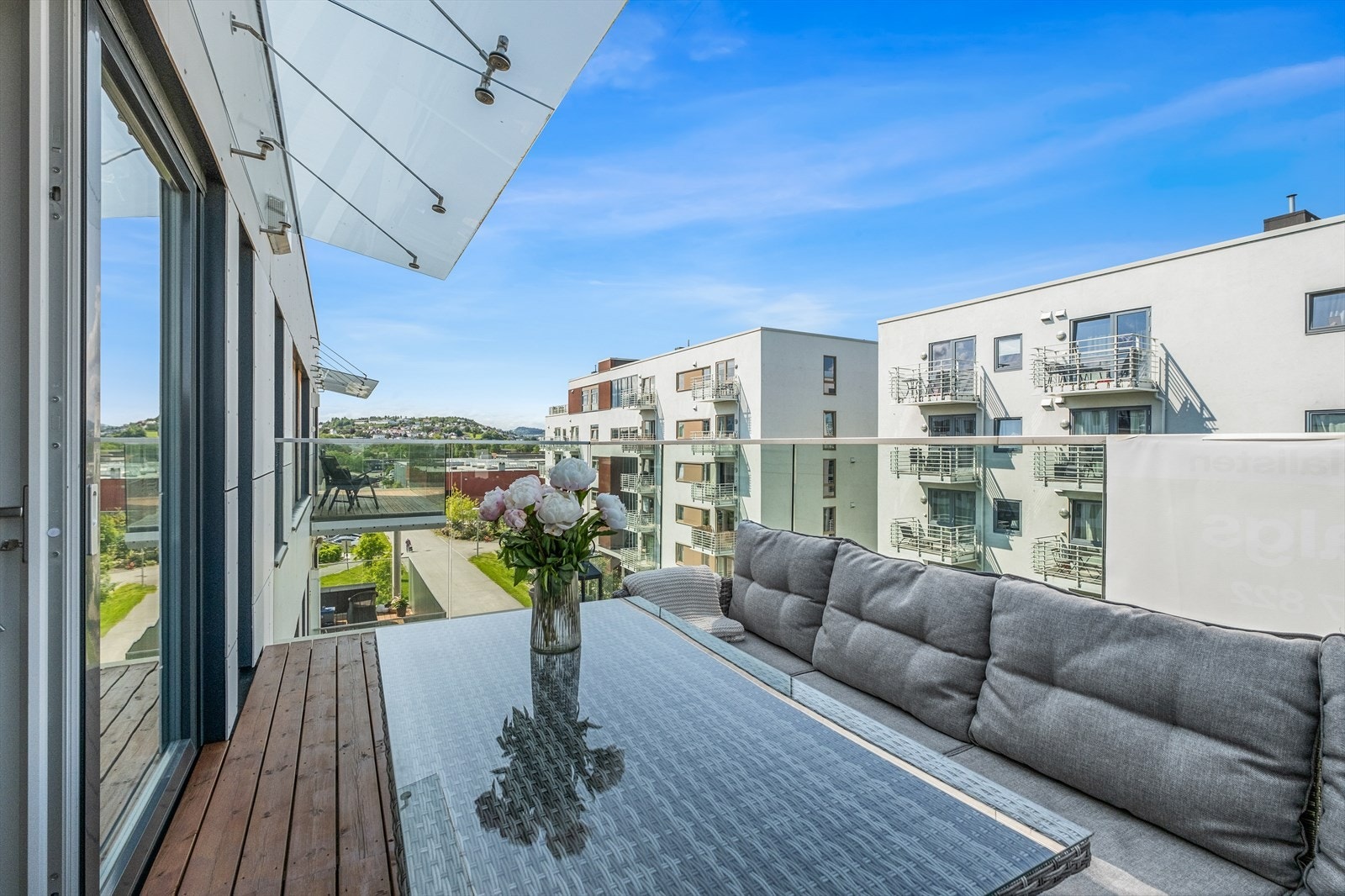 Balkongen strekker seg over hele 9,1m² og den er enkel å møblere. Man har svært gode sol- og utsiktsforhold med utsikt til blant annet Kristiansten Festning. Galleribilde