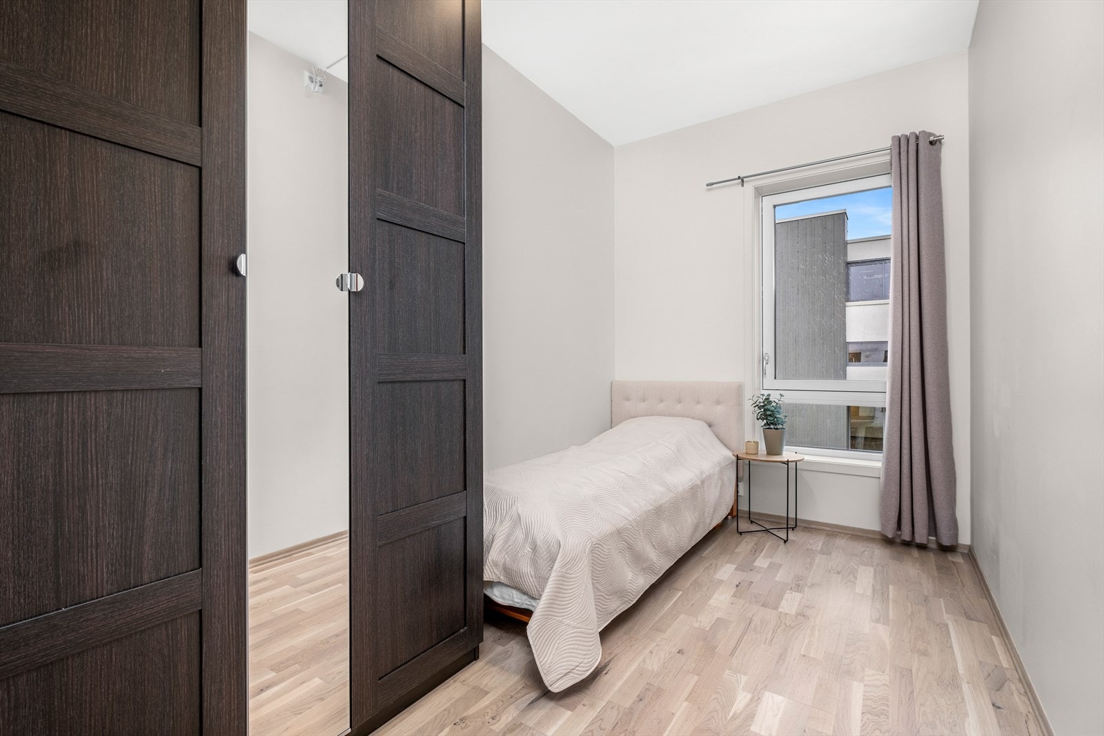 Leilighetens andre soverom måler 7,2m² og har også god plass til seng enten som vist på bildet eller på kortveggen under vinduet. Rommet fungerer også optimalt i dag som et kontorrom og innehar kontorpult og garderobeskap. Galleribilde