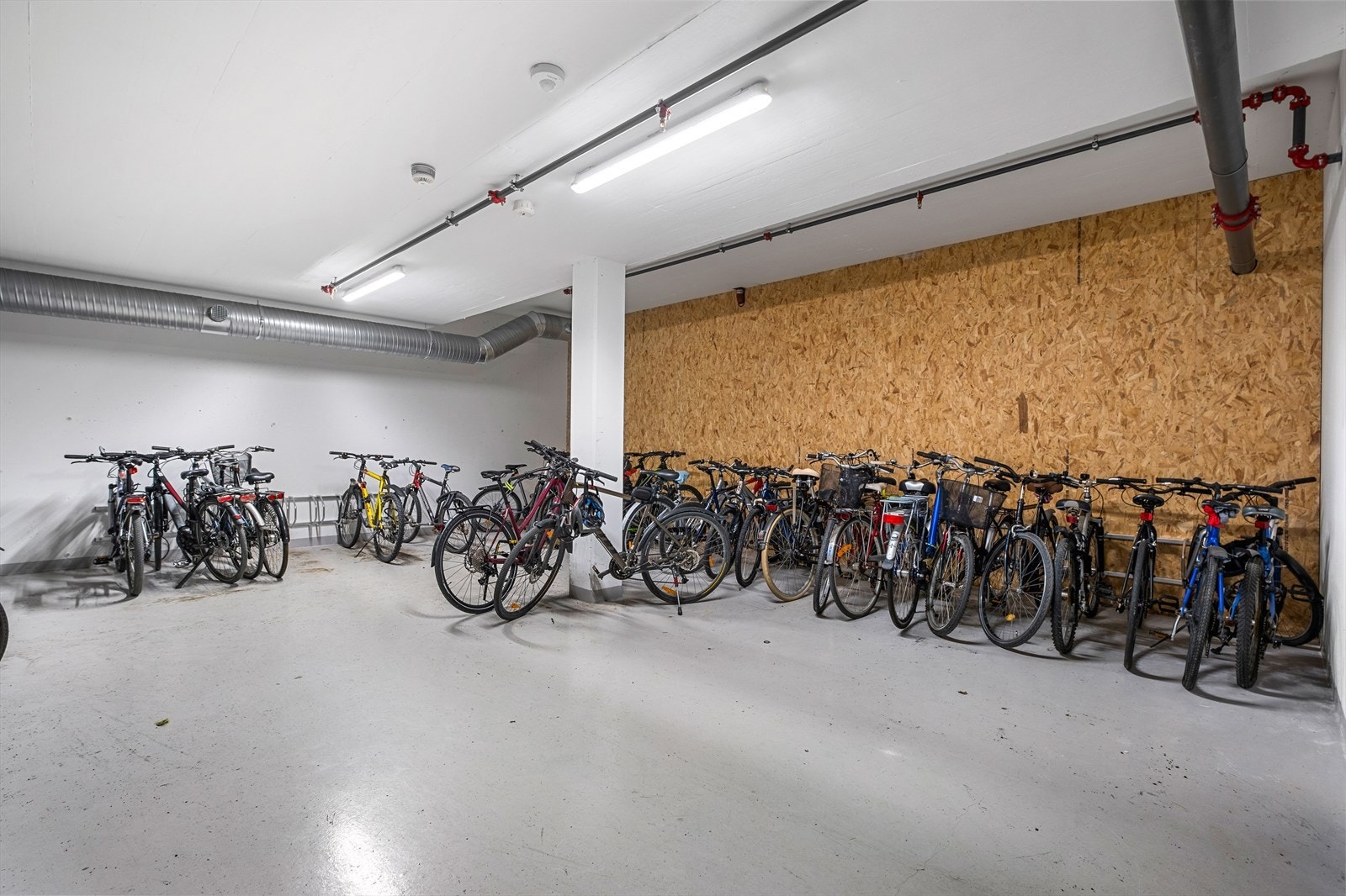 Felles sykkelparkering i kjeller og det er etablert låsesystem for å komme seg inn i sykkelboden. Galleribilde
