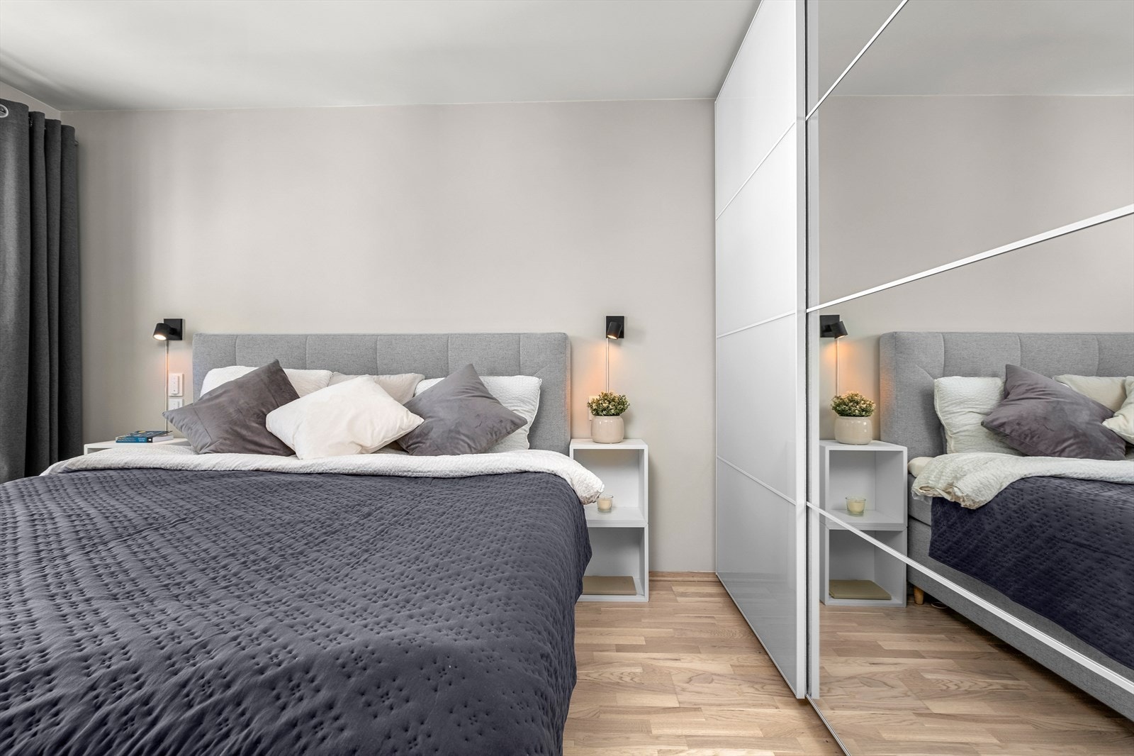 Skyvedørsgarderobene medfølger handelen, og kan enkelt flyttes etter nye eiers ønske. Galleribilde