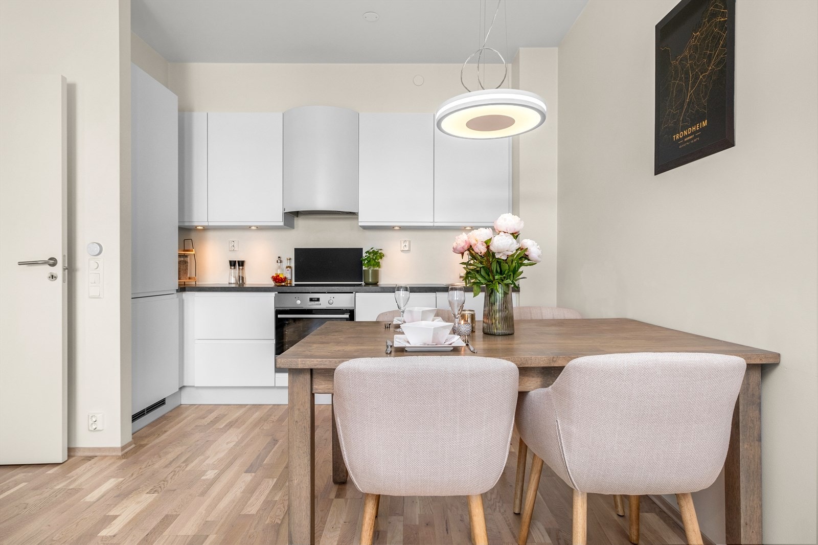 Etter dagens løsning får spiseseksjonen sin naturlige plassering mellom kjøkkenet og sofakroken. Galleribilde