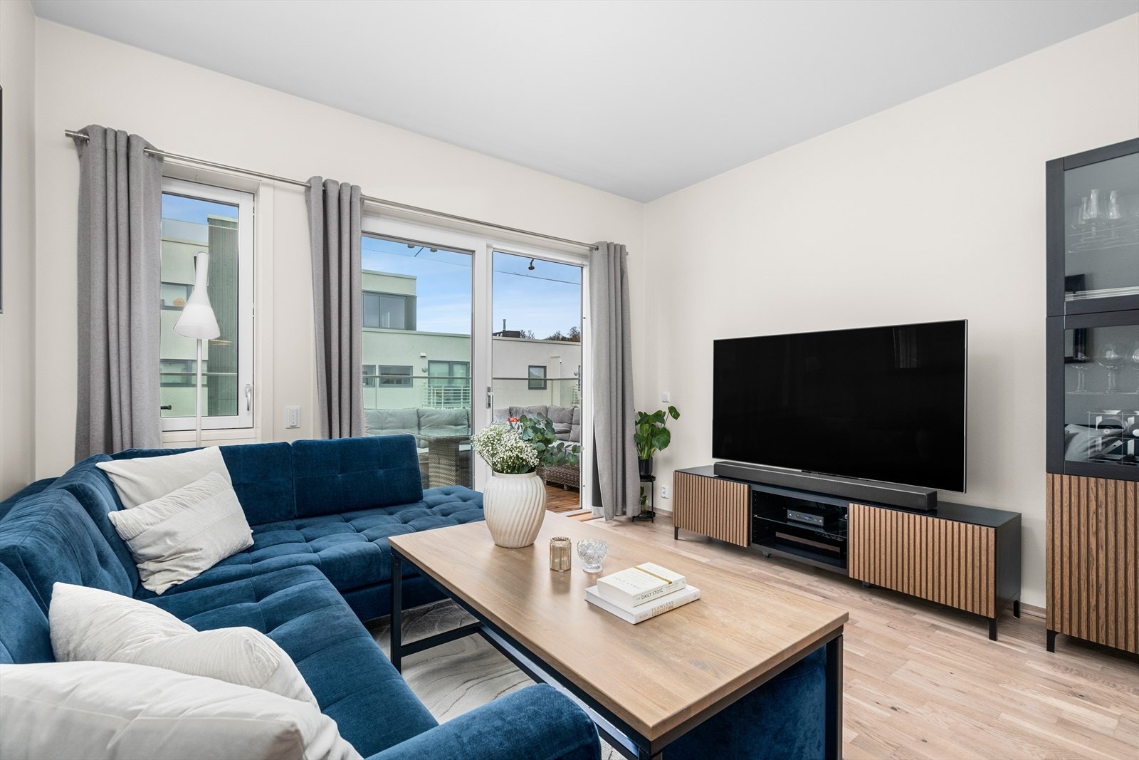 Den åpne løsningen måler 23,4m², noe som gir rikelig med plass for møblering i ulike soner. Videre er det verdt å merke seg at man får ekstra god takhøyde på stue, kjøkken og på begge soverommene. Galleribilde