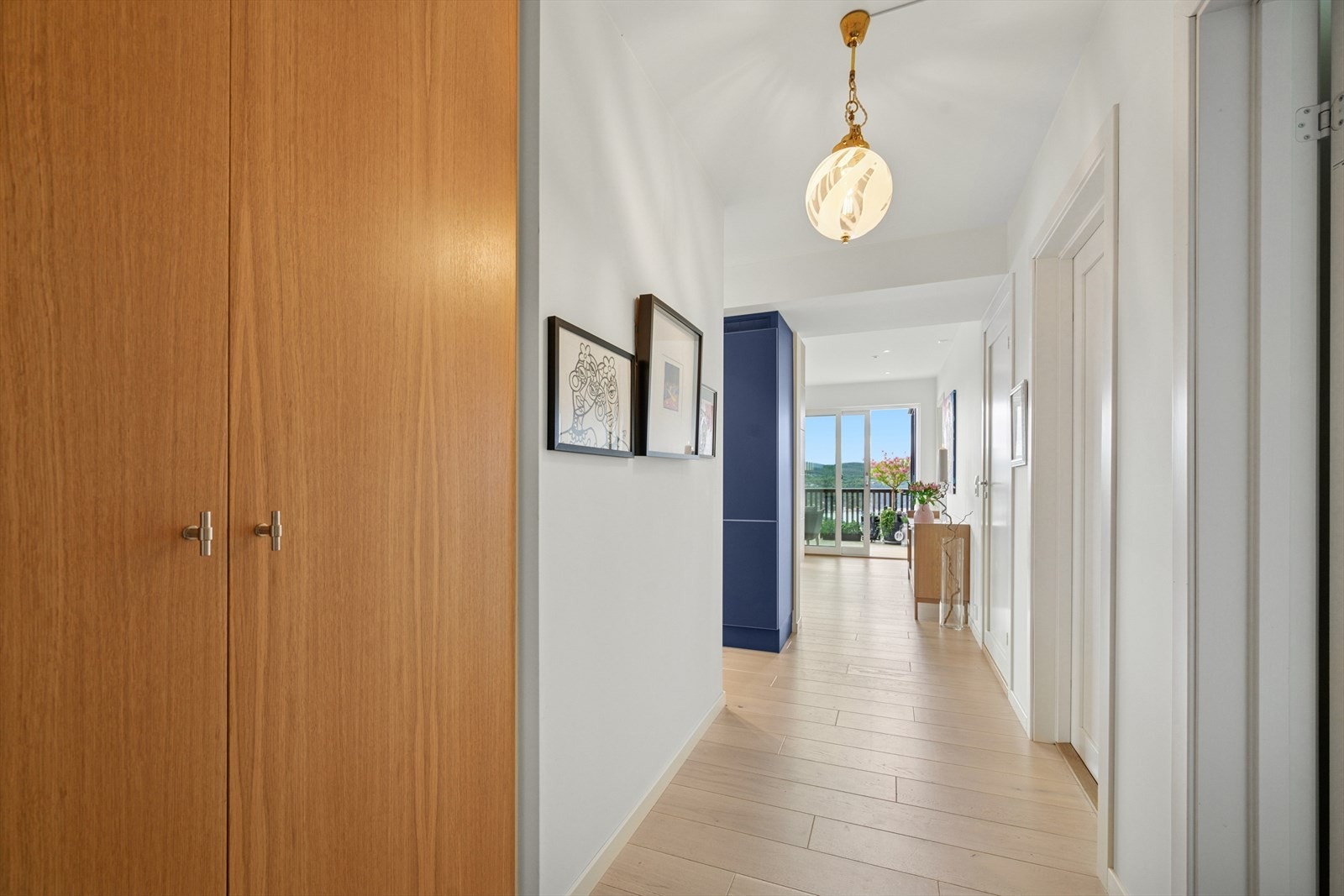 Her er det godt å komme hjem, og hyggelig å ønske gjester velkommen. Spesialbygd garderobeskap av møbelsnekker. Galleribilde