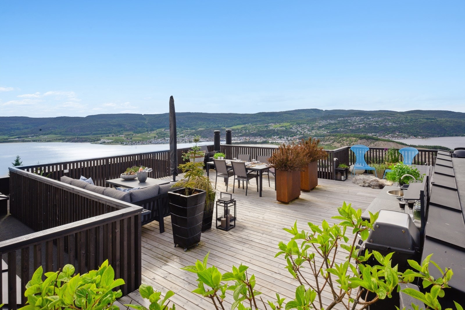 På takterrassen har man nydelig utsikt over Svelvikstrømmen hvor Oslofjorden går over i Drammensfjorden Galleribilde