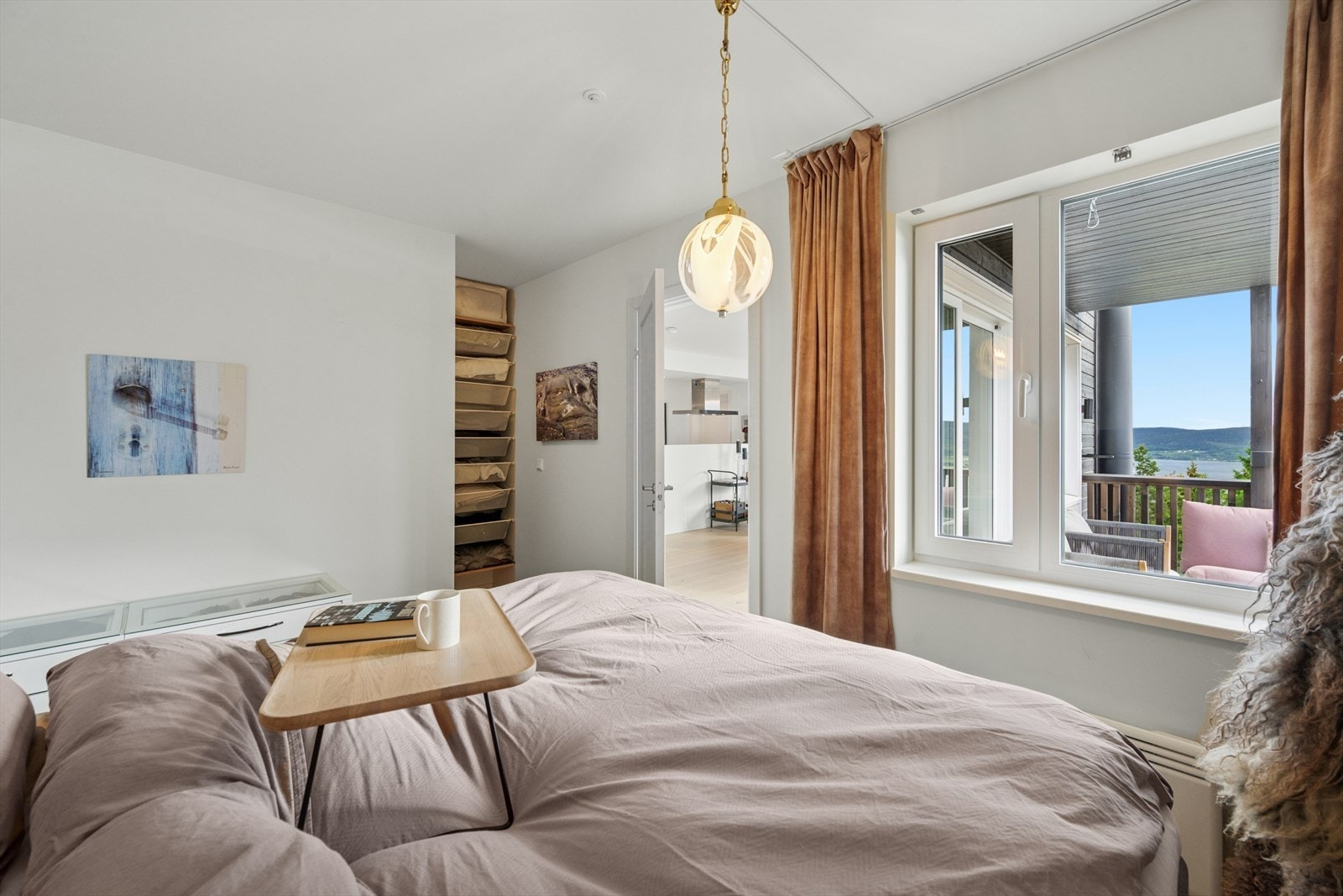 Hovedsoverommet med inngang til åpen garderobe, hovedsoverommet har godt med oppbevaringsplass i en walk-in åpen garderobeløsning Galleribilde