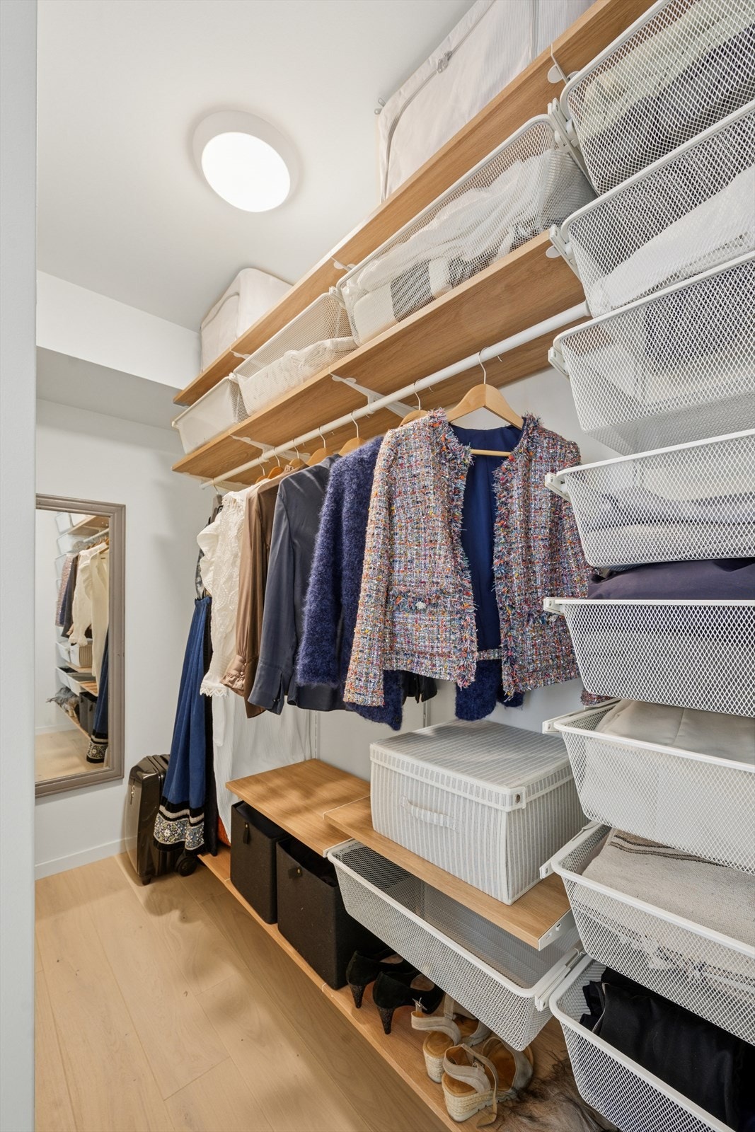 Hovedsoverommet har godt med oppbevaringsplass i en tilhørende bod/teknisk som brukes som garderobe. Galleribilde