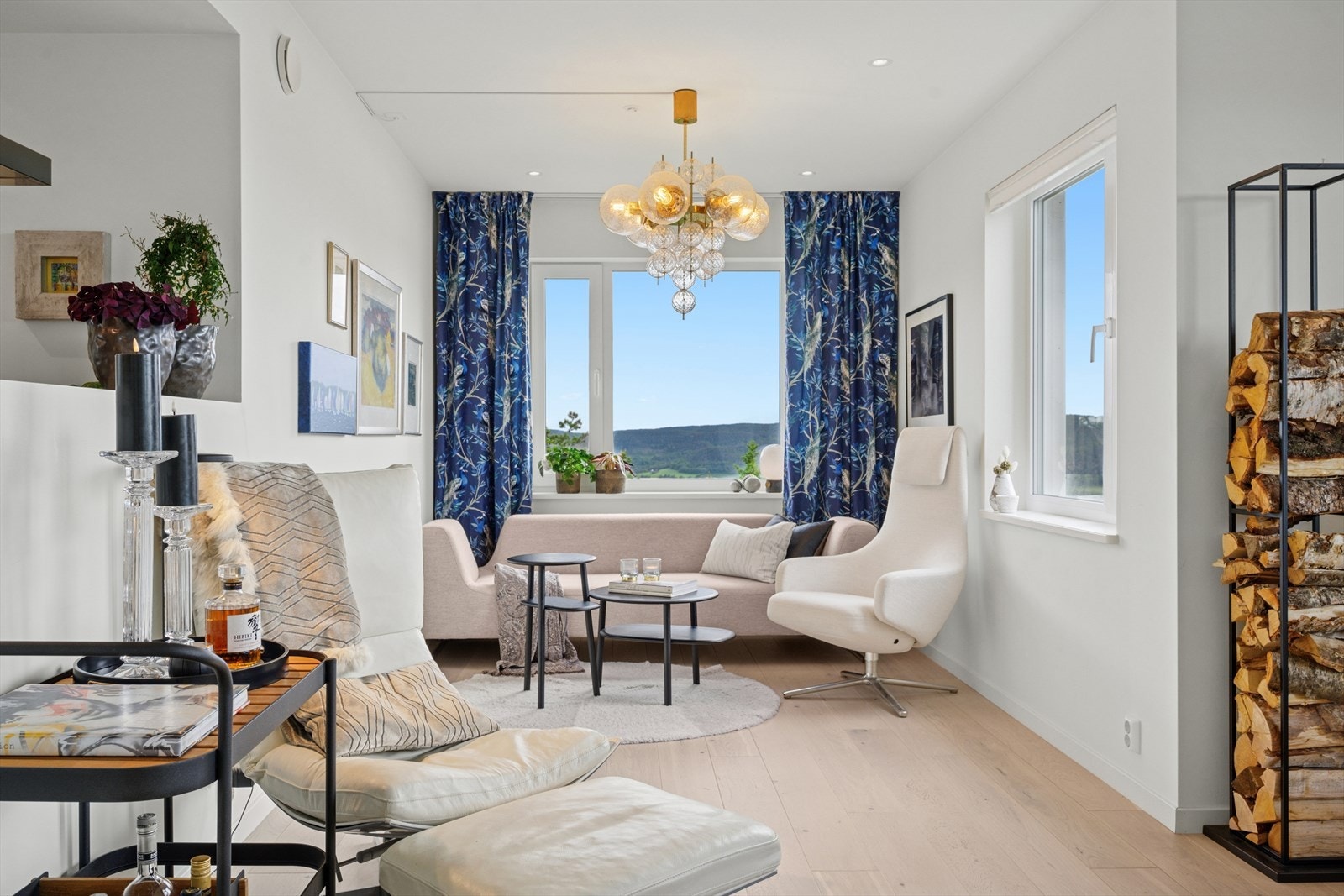 Stuen er et åpent og sosialt rom med mulighet for møblering i flere soner. Galleribilde