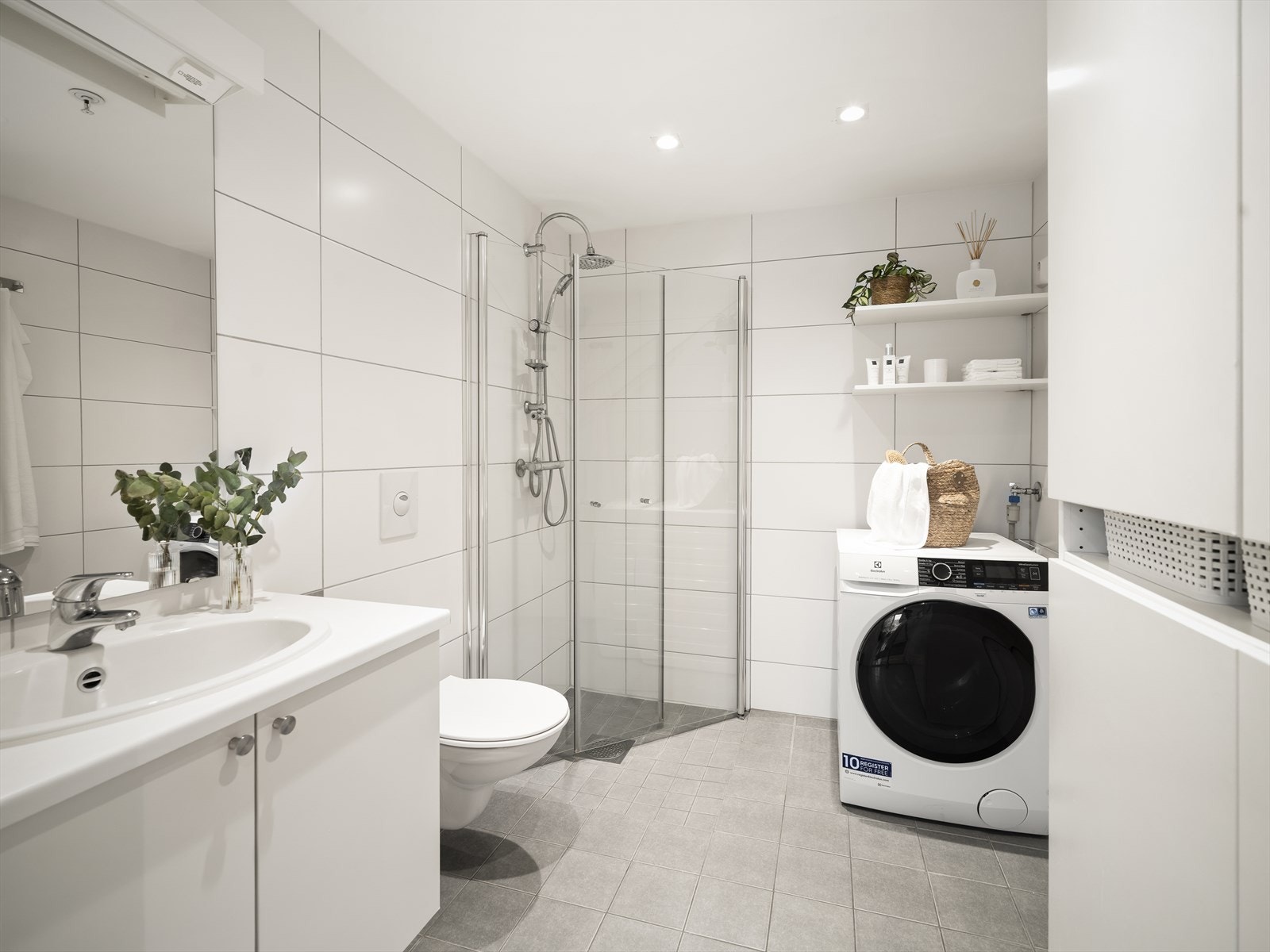 Moderne baderom med vegghengt wc Galleribilde