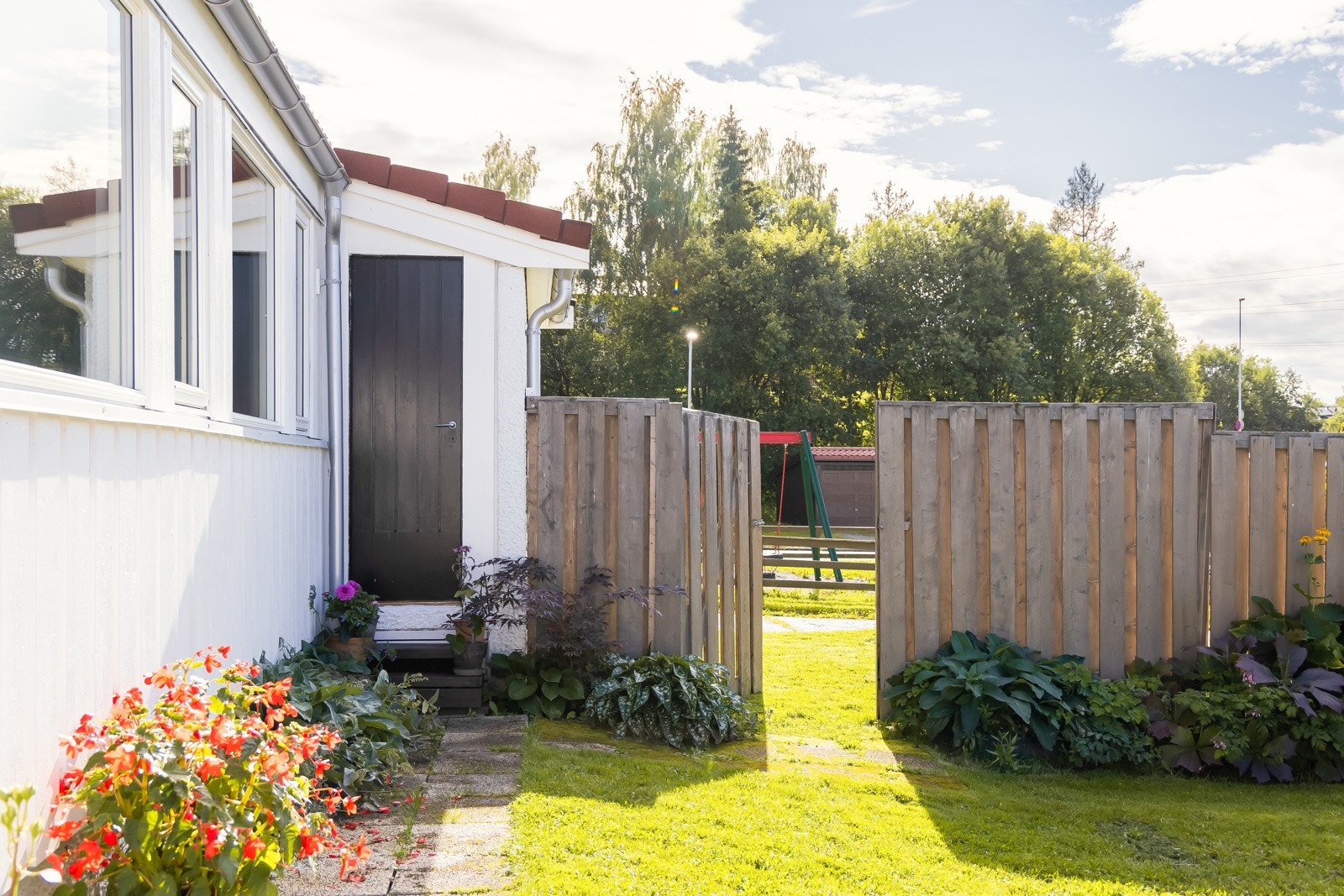 Enkel tilgang til hagen via port. Nytt gjerde etter at bildene er tatt. Galleribilde