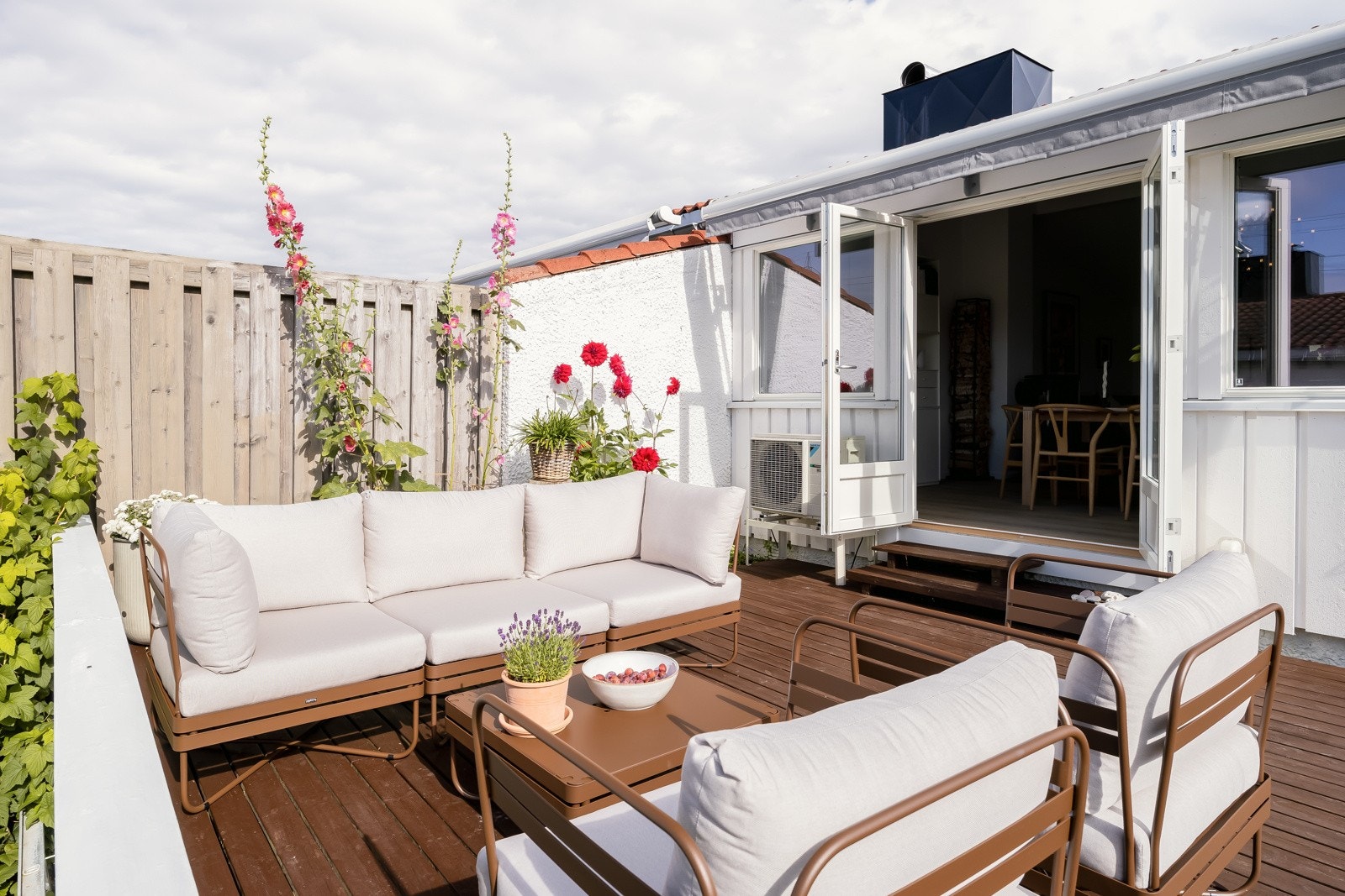 Utgang fra stue- og kjøkkenarealet til en solfylt terrasse med vending mot sør og vest. Galleribilde