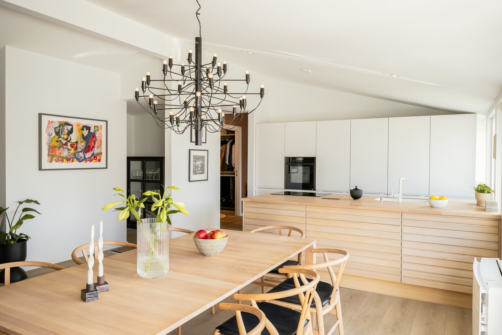 God plass til spisestue i naturlig tilknytning til kjøkkenet. Galleribilde