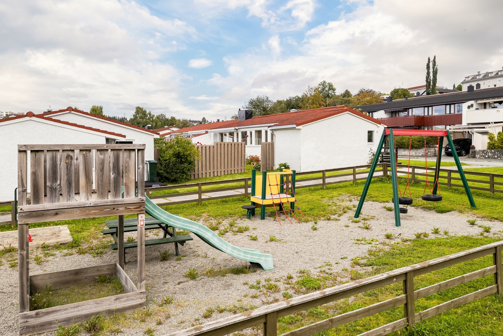 Tilgjengelig lekeplass like ved i tillegg til umiddelbar nærhet til Nardocenteret og godt kollektivtilbud like ved. Galleribilde