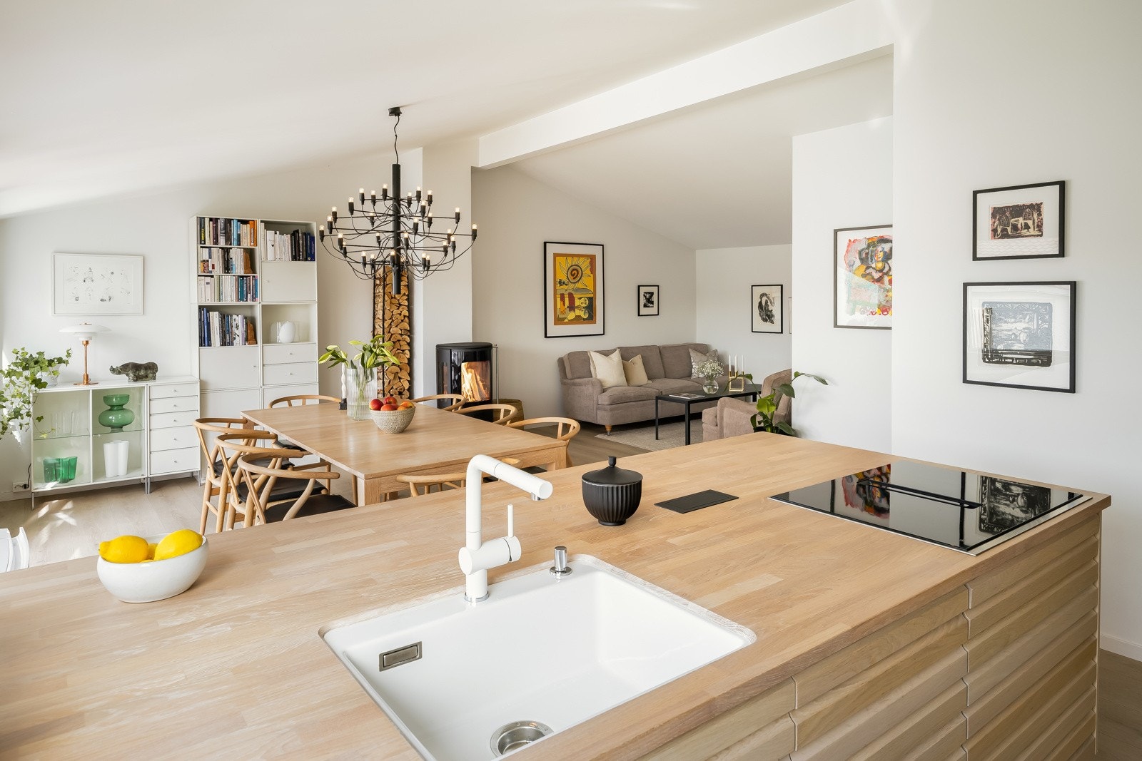 Hele boligen foruten baderom ble vesentlig oppgradert i perioden 2022/23. Galleribilde