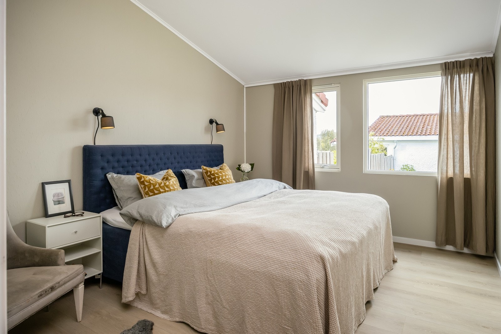 Romslig hovedsoverom på ca. 11 kvm vendt inn mot den rolige og private hagen. Galleribilde