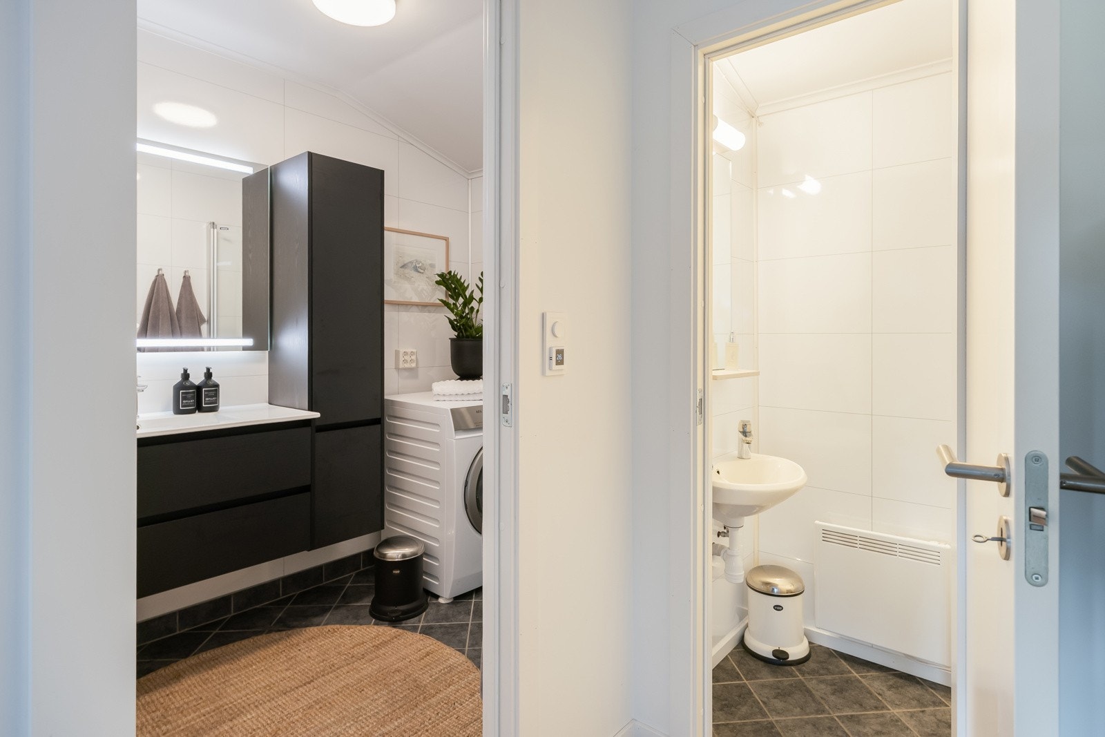 Praktisk løsning med bad, separat toalett-rom og garderobe-rom like ved. Galleribilde