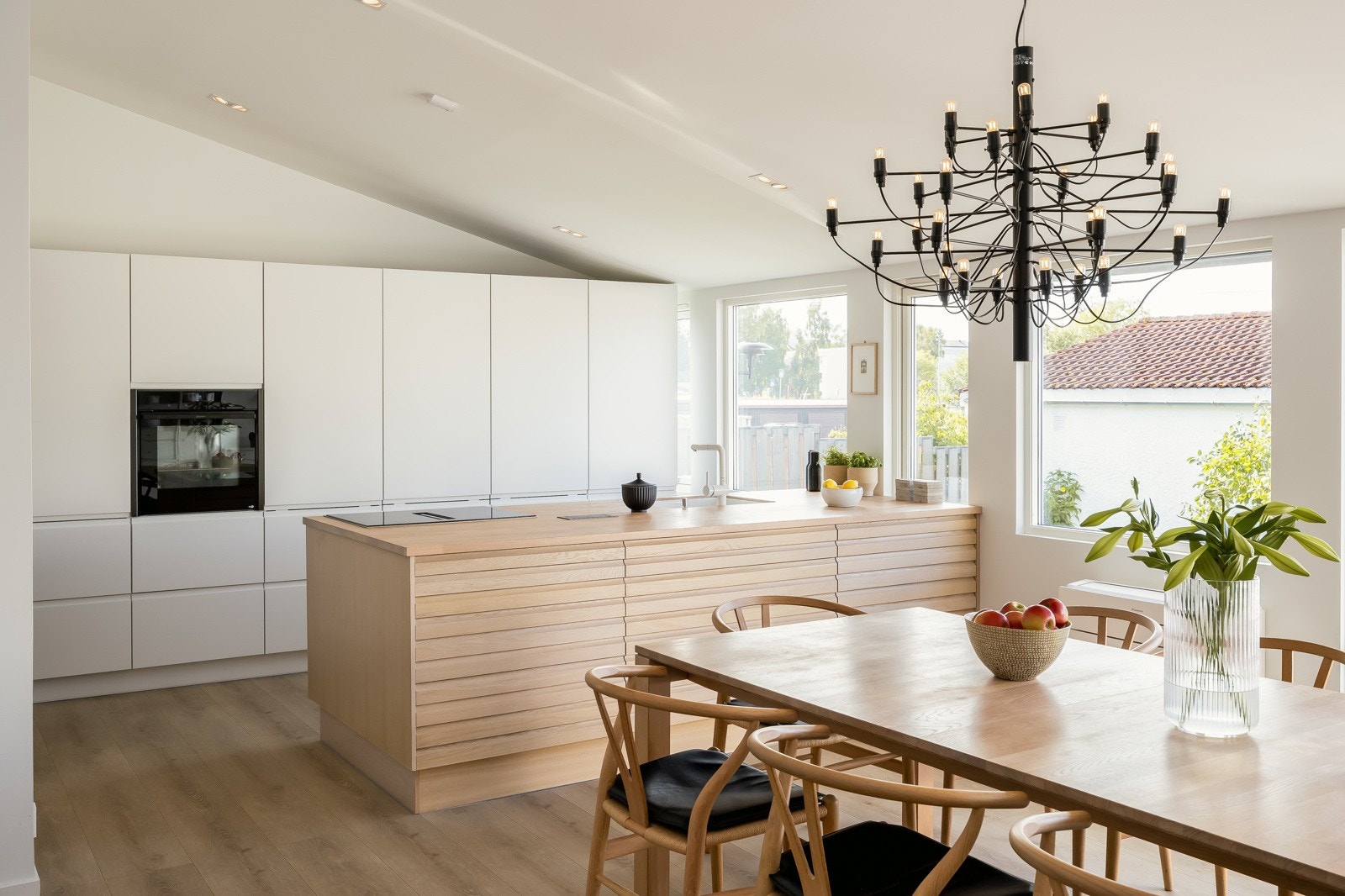 Påkostet og lekkert kjøkken med innredning fra JKE med generøs benk- og lagringsplass. Galleribilde