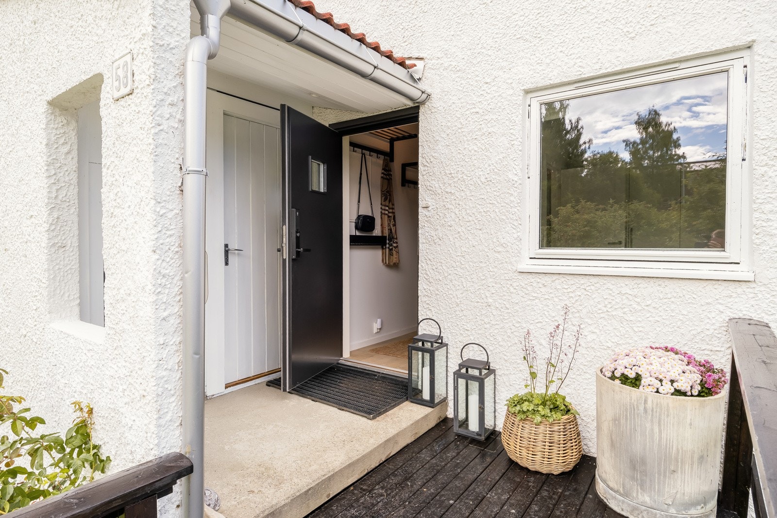 Hyggelig overbygd inngangsparti med platting utenfor. Galleribilde