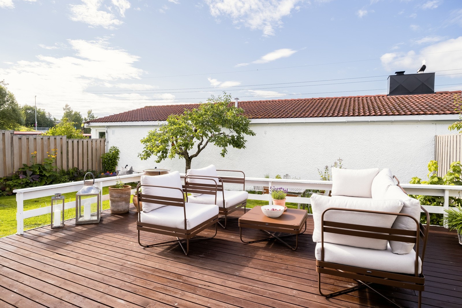 Terrassen og hagen nyter formidable solforhold, og er helt skjermet for innsyn. Galleribilde